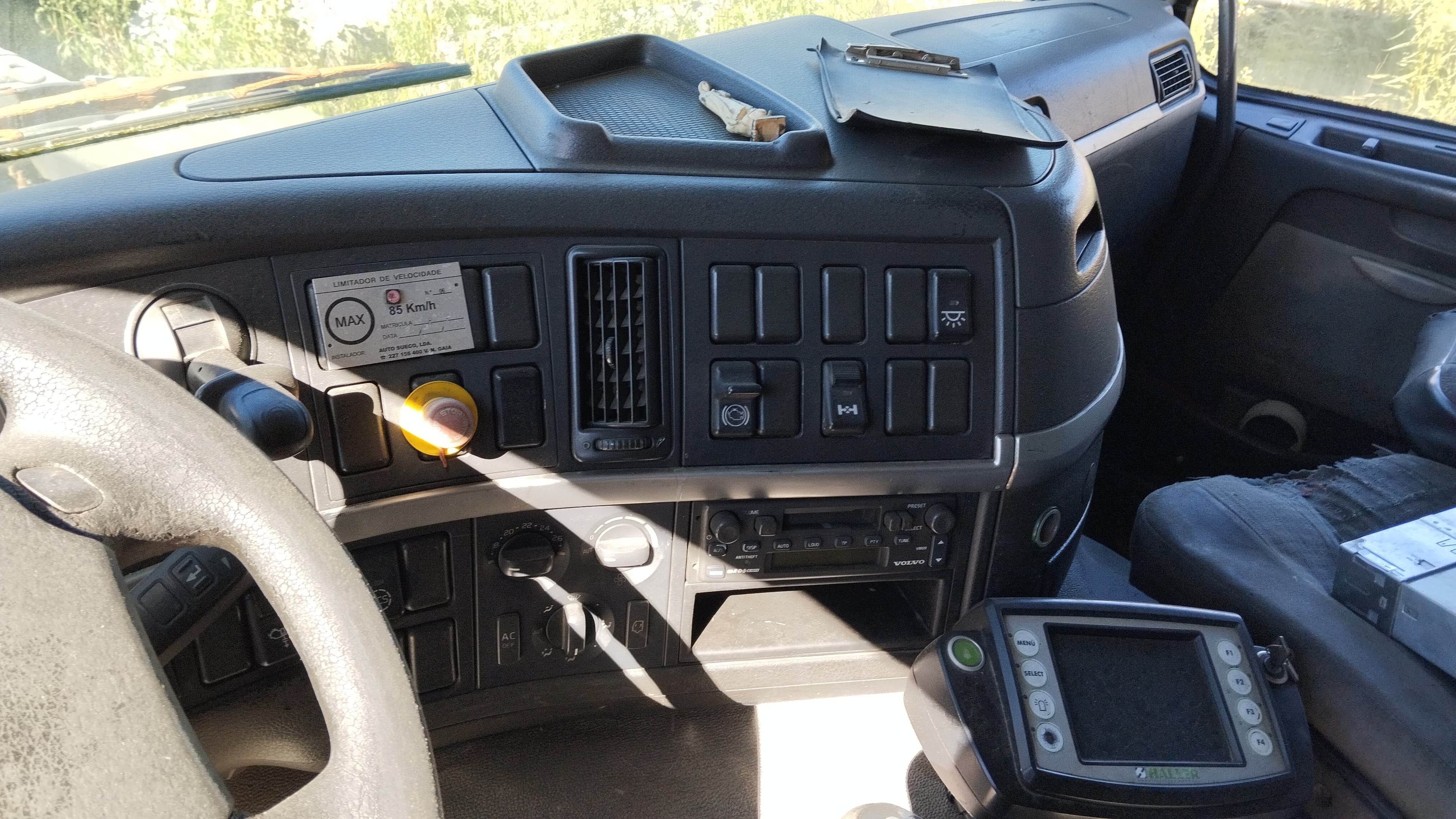 Volvo — image 6