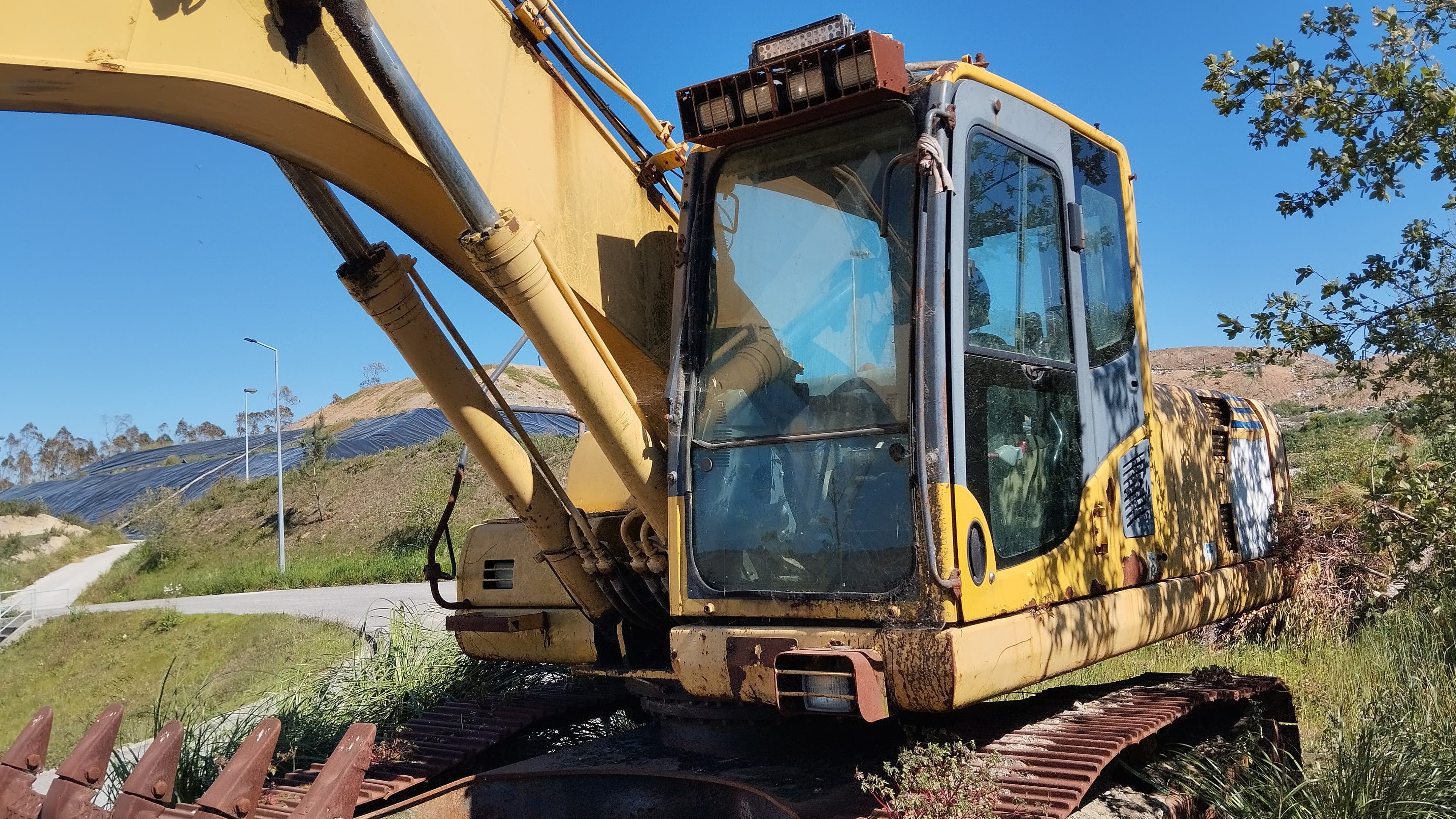 Escavadora "KOMATSU PC240-8 NLC (1)