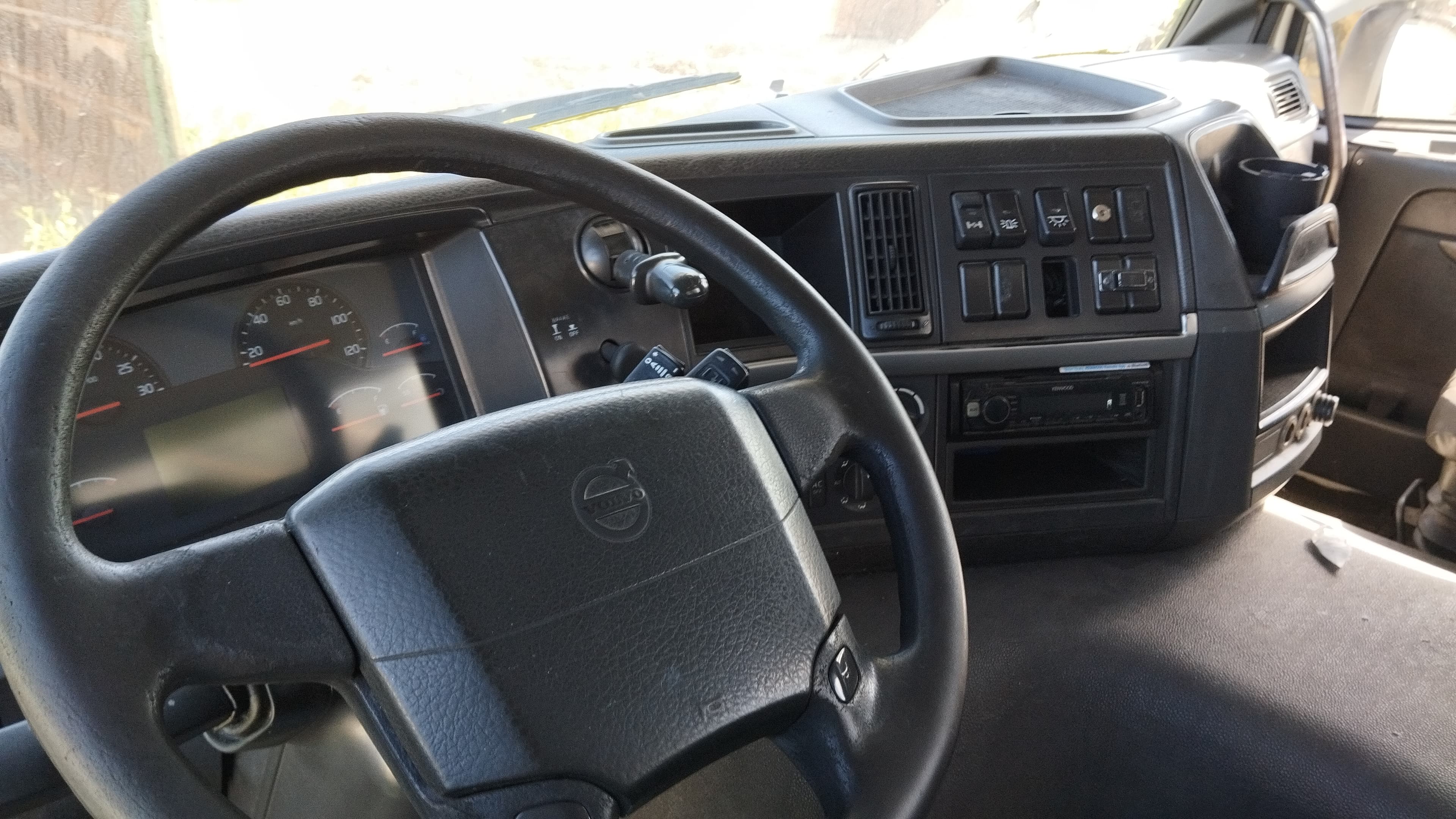 Volvo FM11 com grua — imagem 8