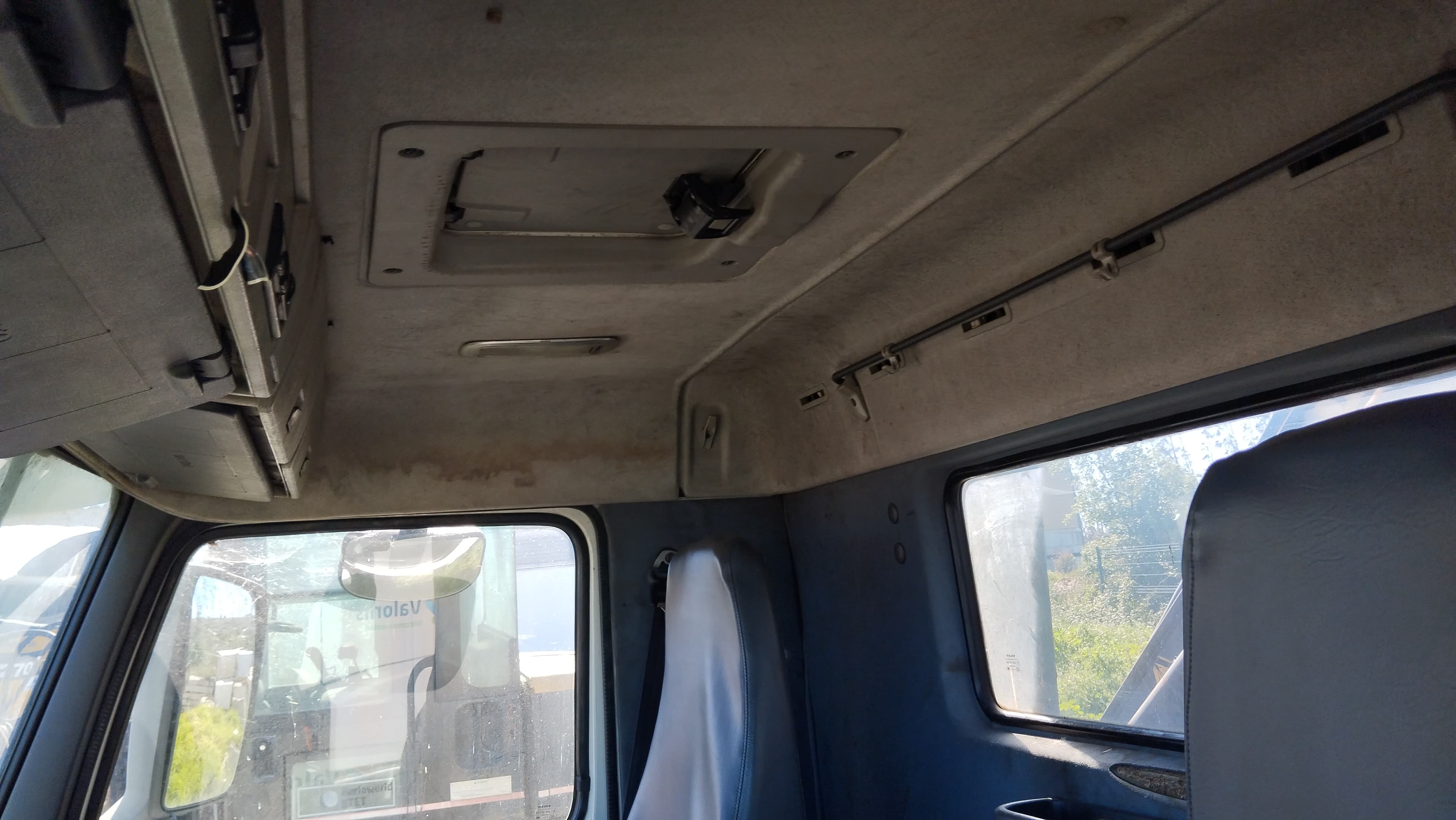 Volvo FM11 com grua — imagem 10