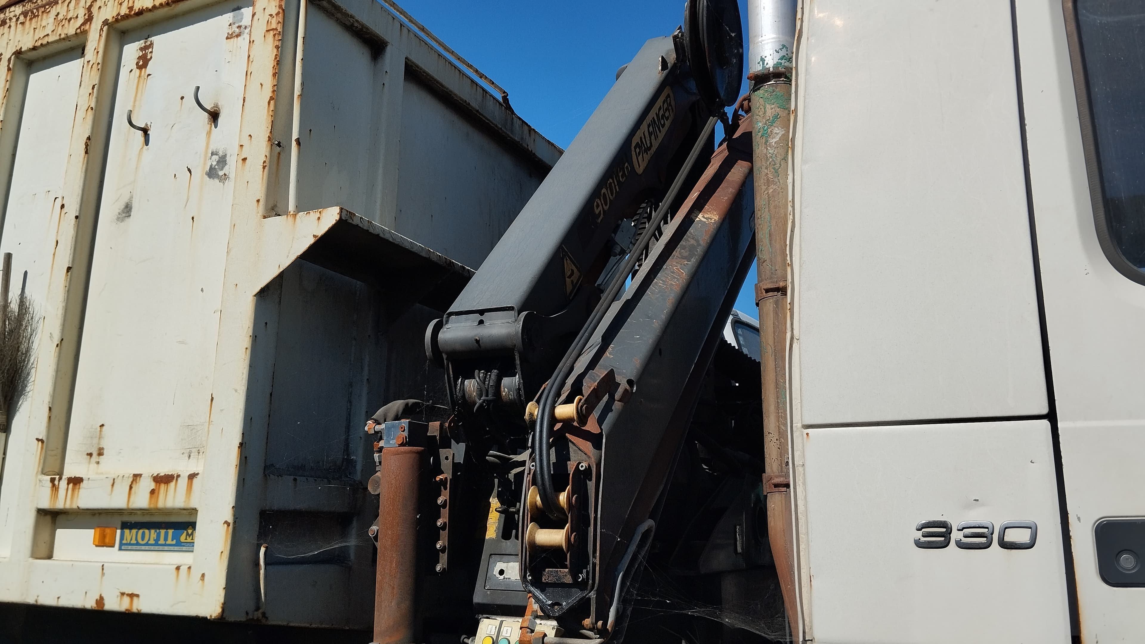 Volvo FM11 com grua — imagem 4