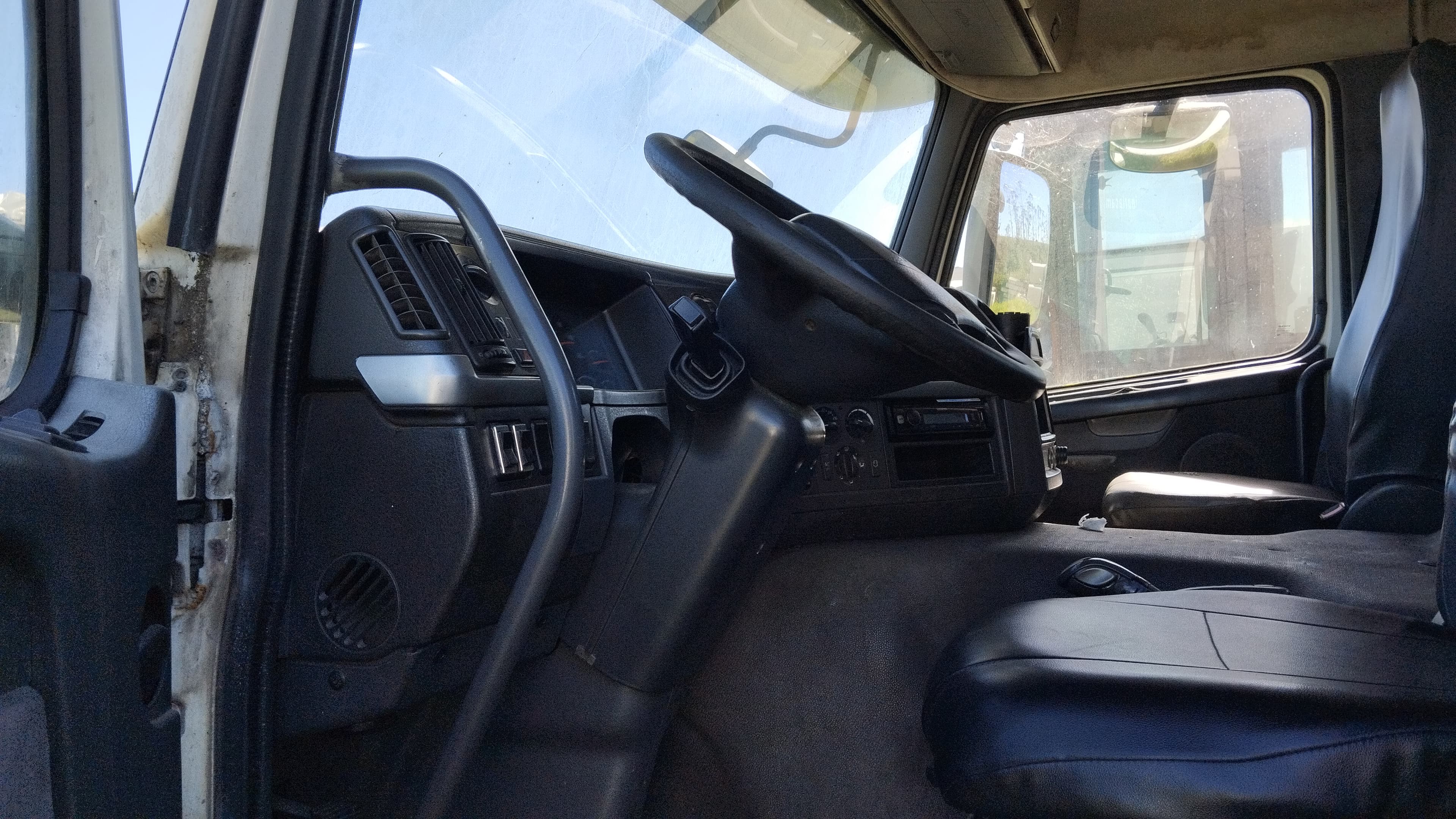 Volvo FM11 com grua — imagem 7