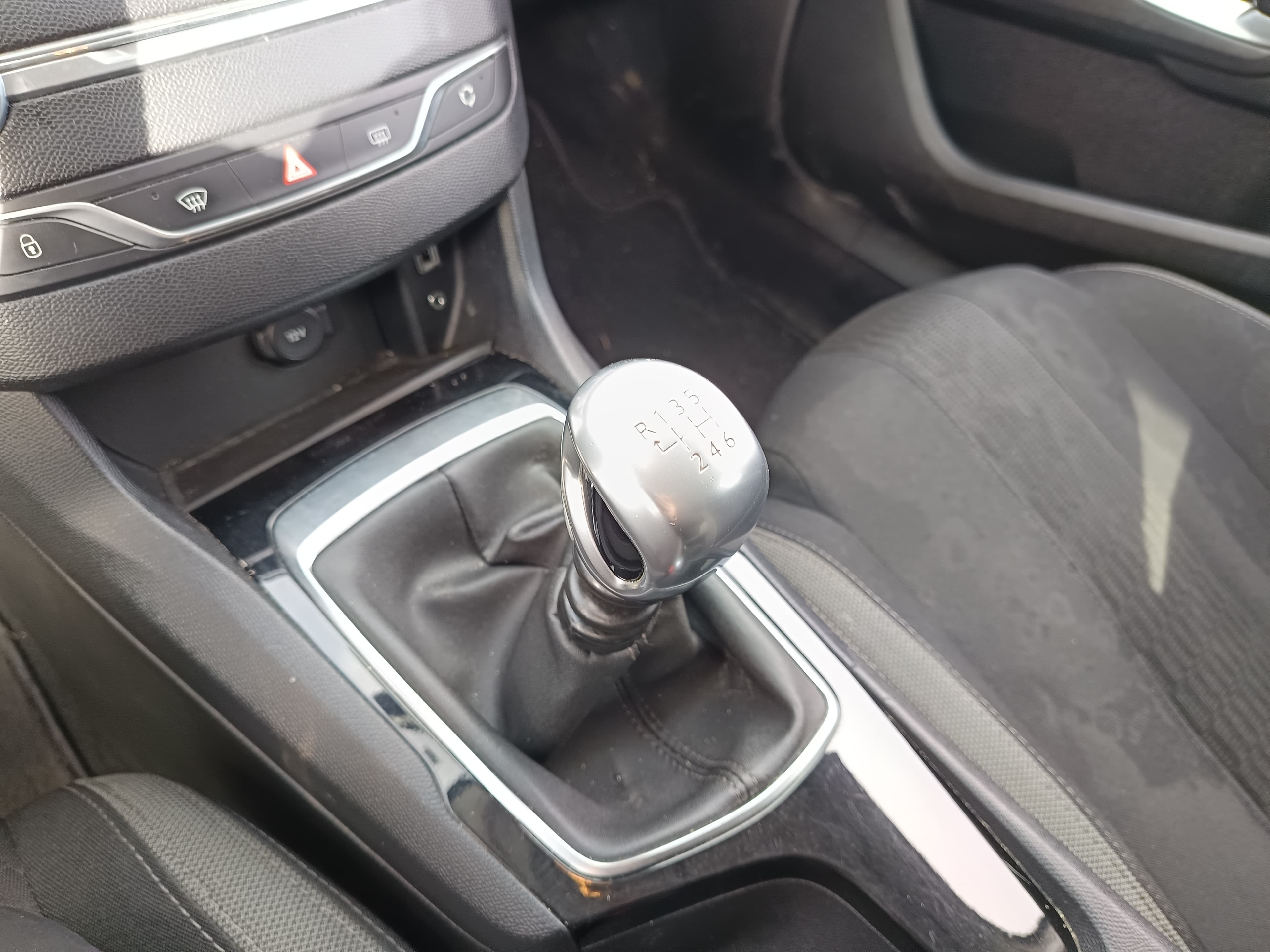 Peugeot 308 · Année 2015 — image 27