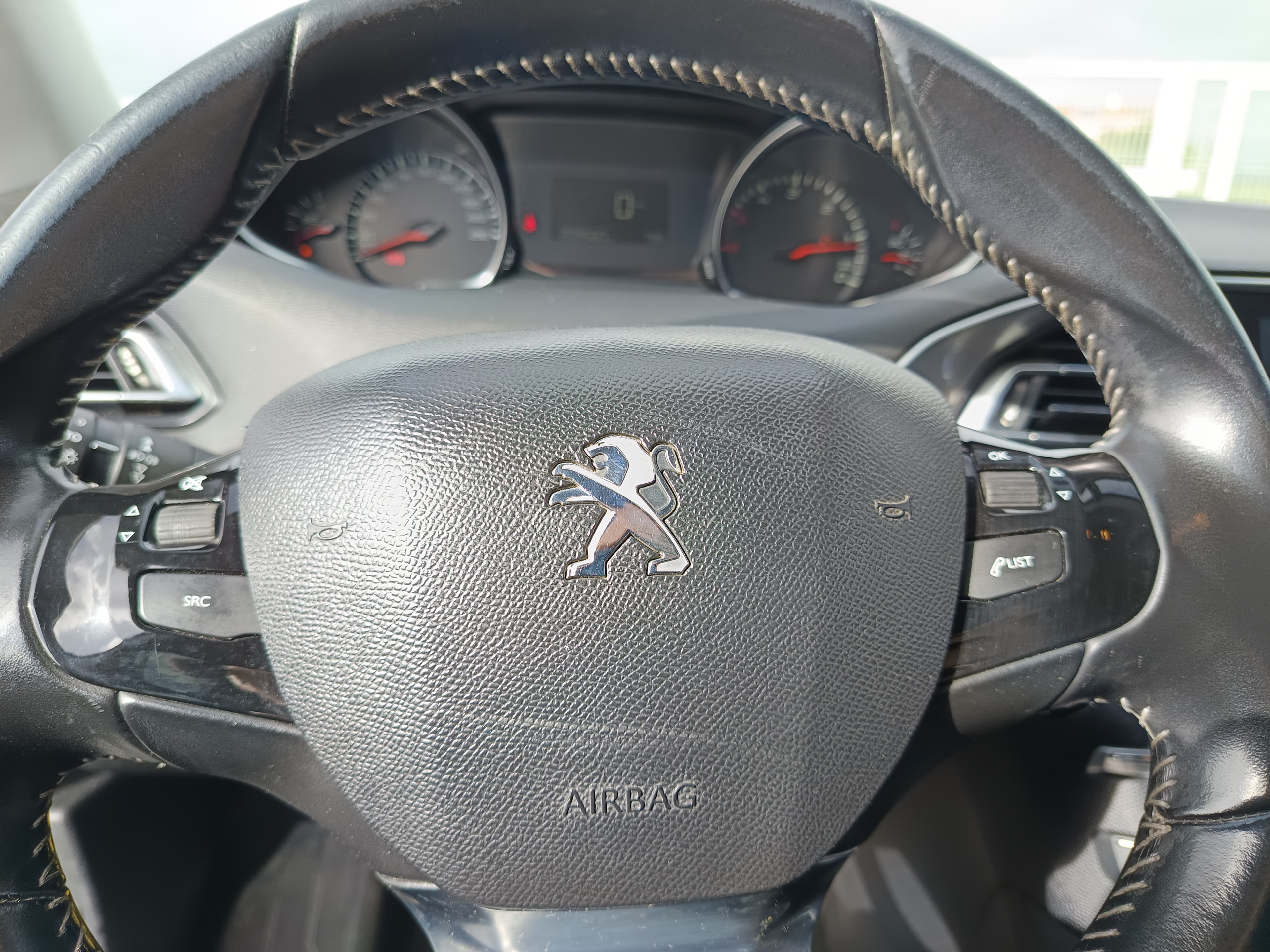 Peugeot 308 · Année 2015 — image 28
