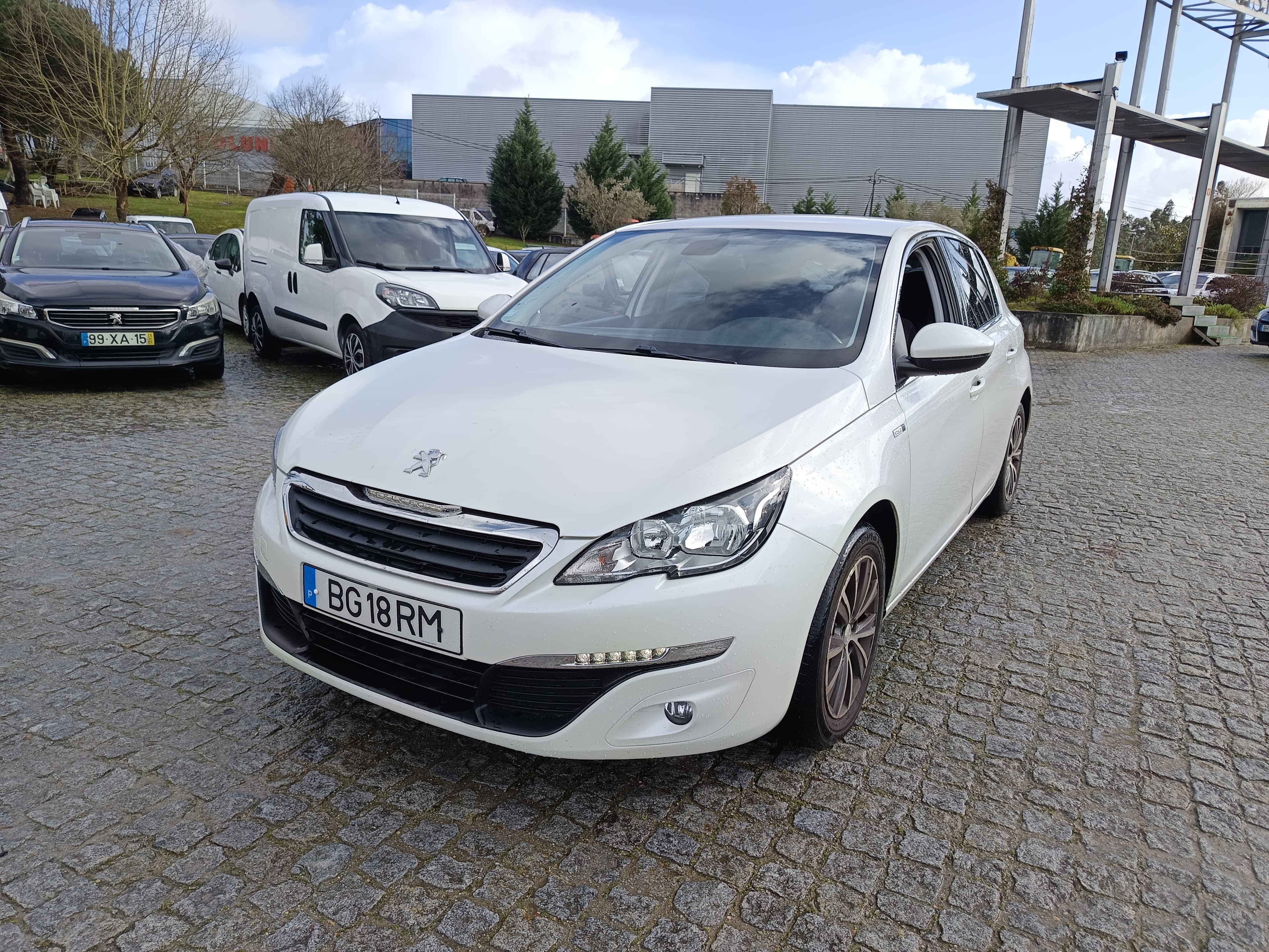Peugeot 308 · Année 2015 — image 1