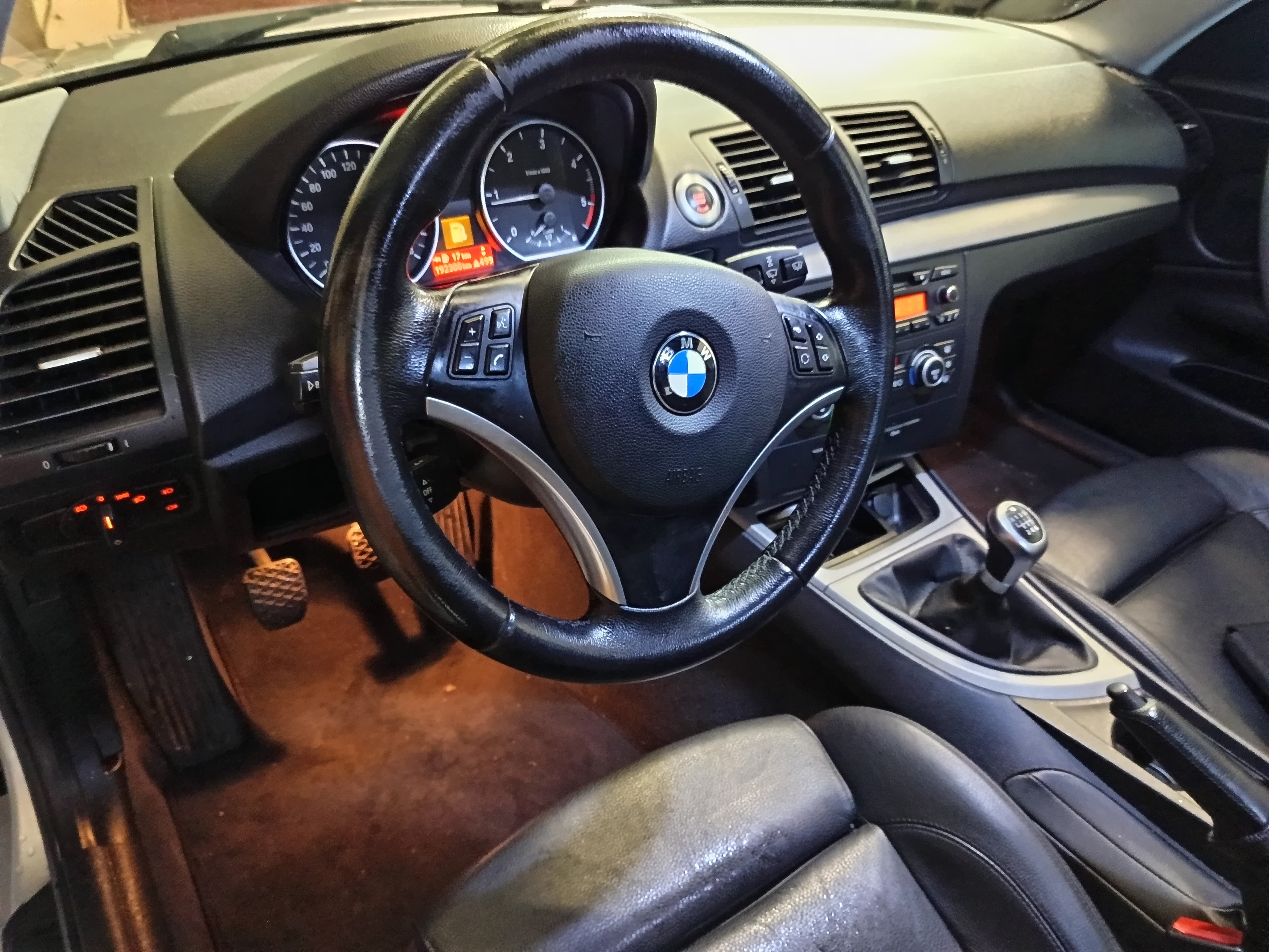 BMW 118d · Ano 2008 — image 17
