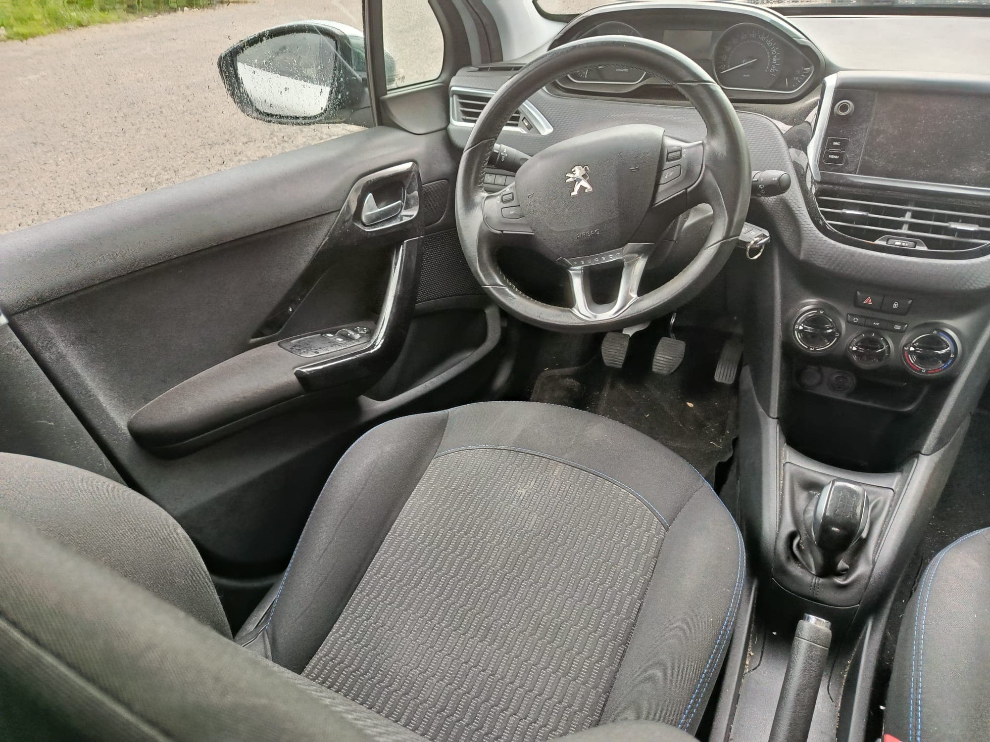 Peugeot 208 · Ano 2017 — image 23