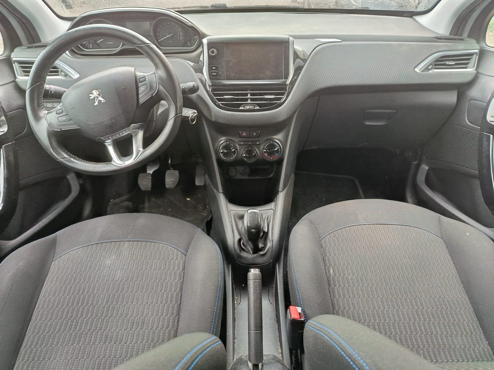 Peugeot 208 · Ano 2017 — image 17