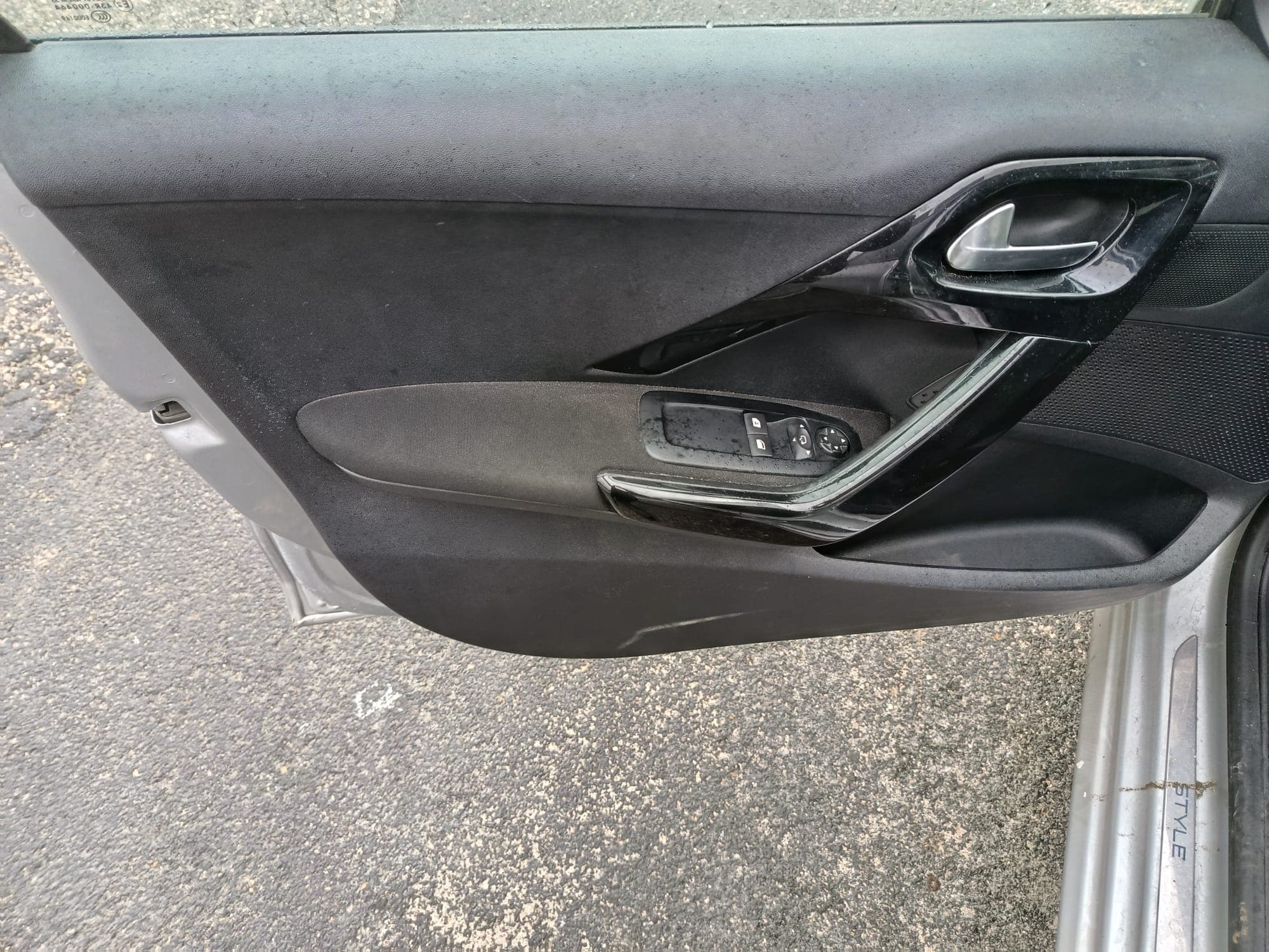Peugeot 208 · Ano 2017 — image 20