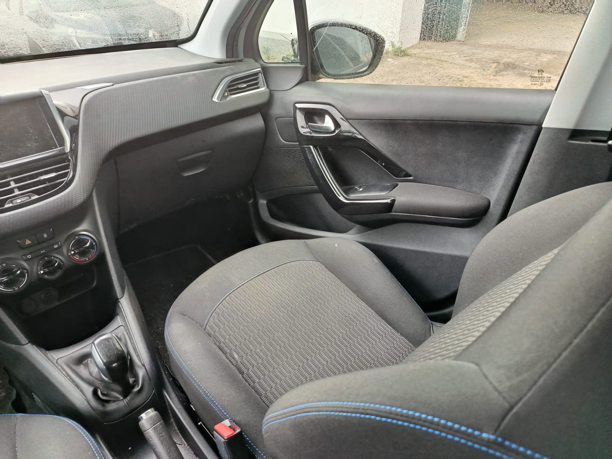 Peugeot 208 · Ano 2017 — image 24