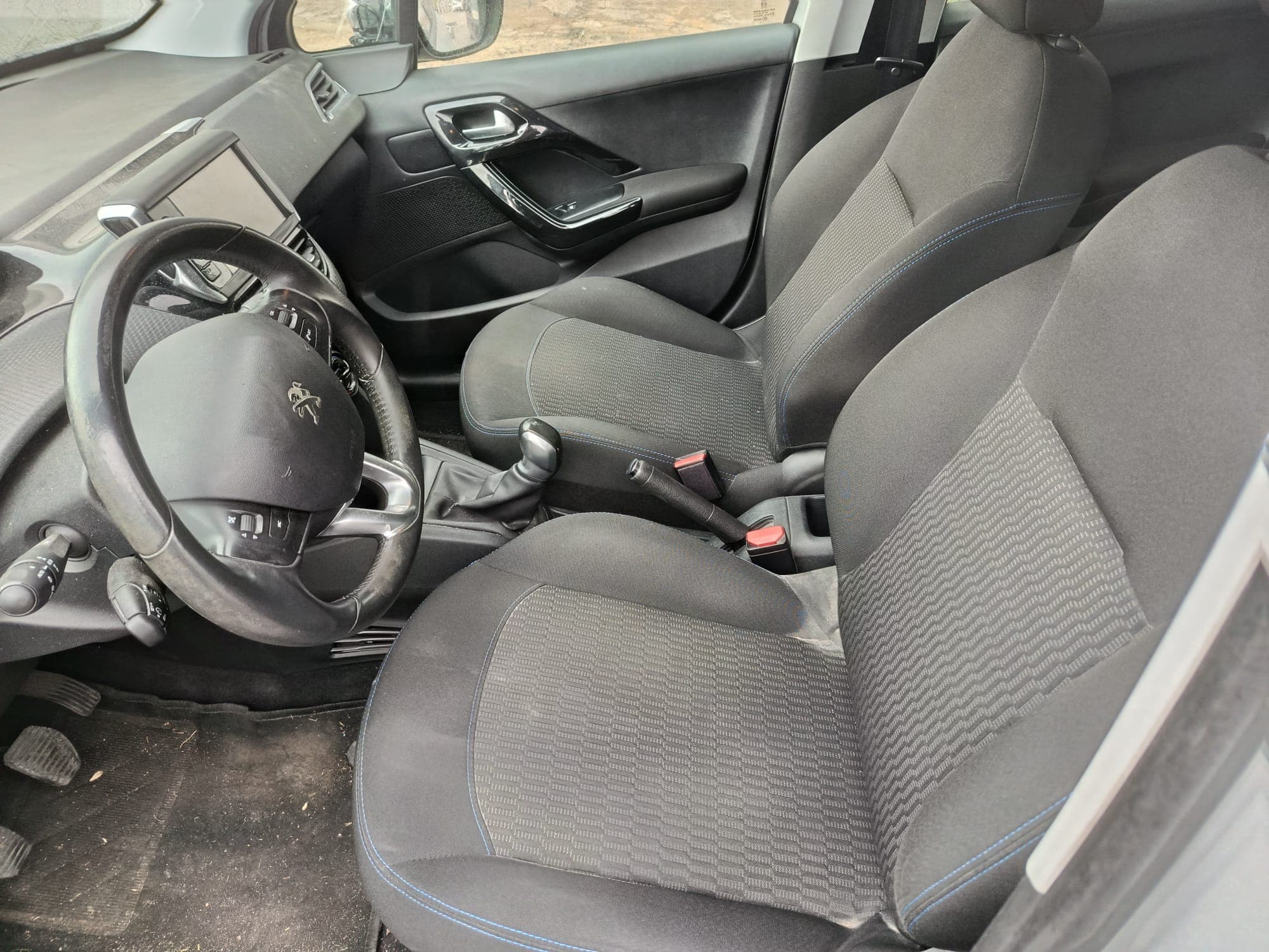 Peugeot 208 · Ano 2017 — image 18