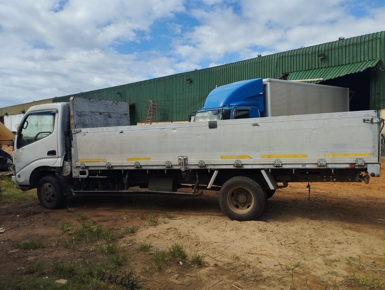 Hino Dutro 3,30m - 2000 — imagen 8