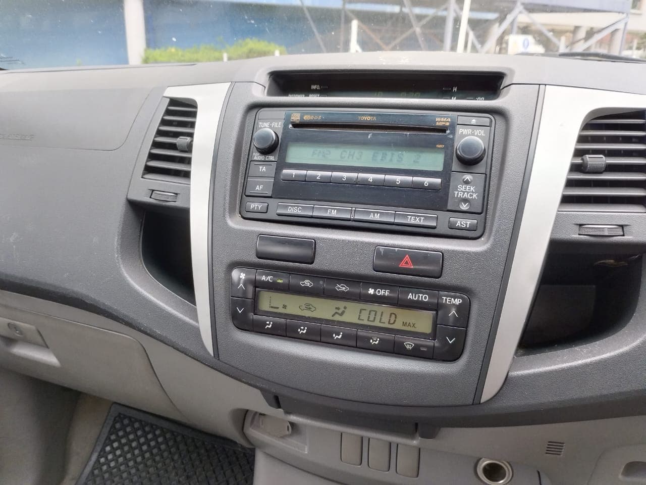 Toyota Hilux Raider — image 13