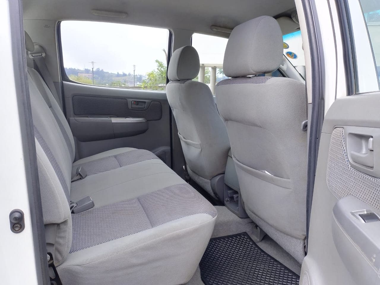 Toyota Hilux Raider — image 8