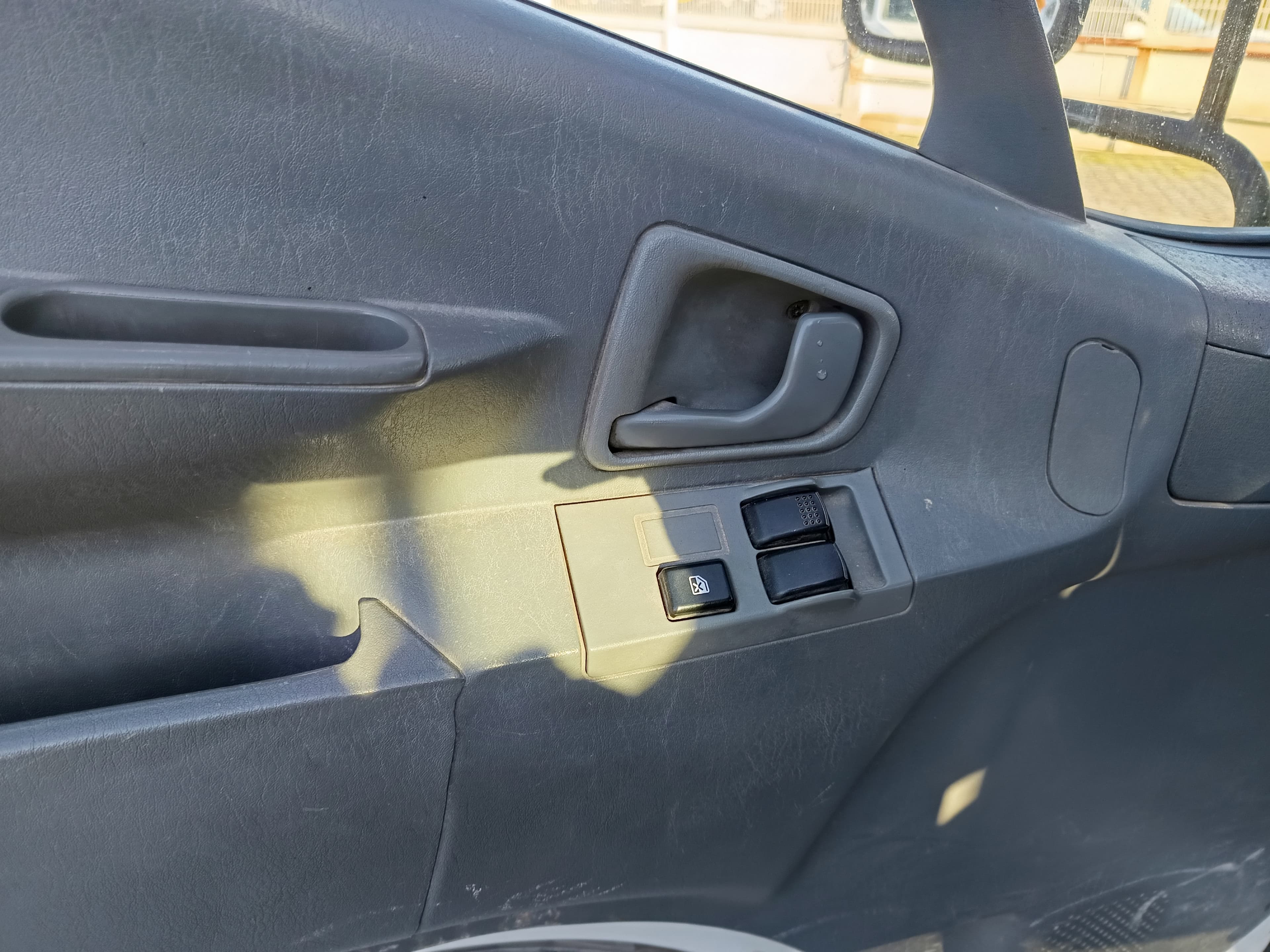 Mitsubishi Canter · Ano 2000 — image 23