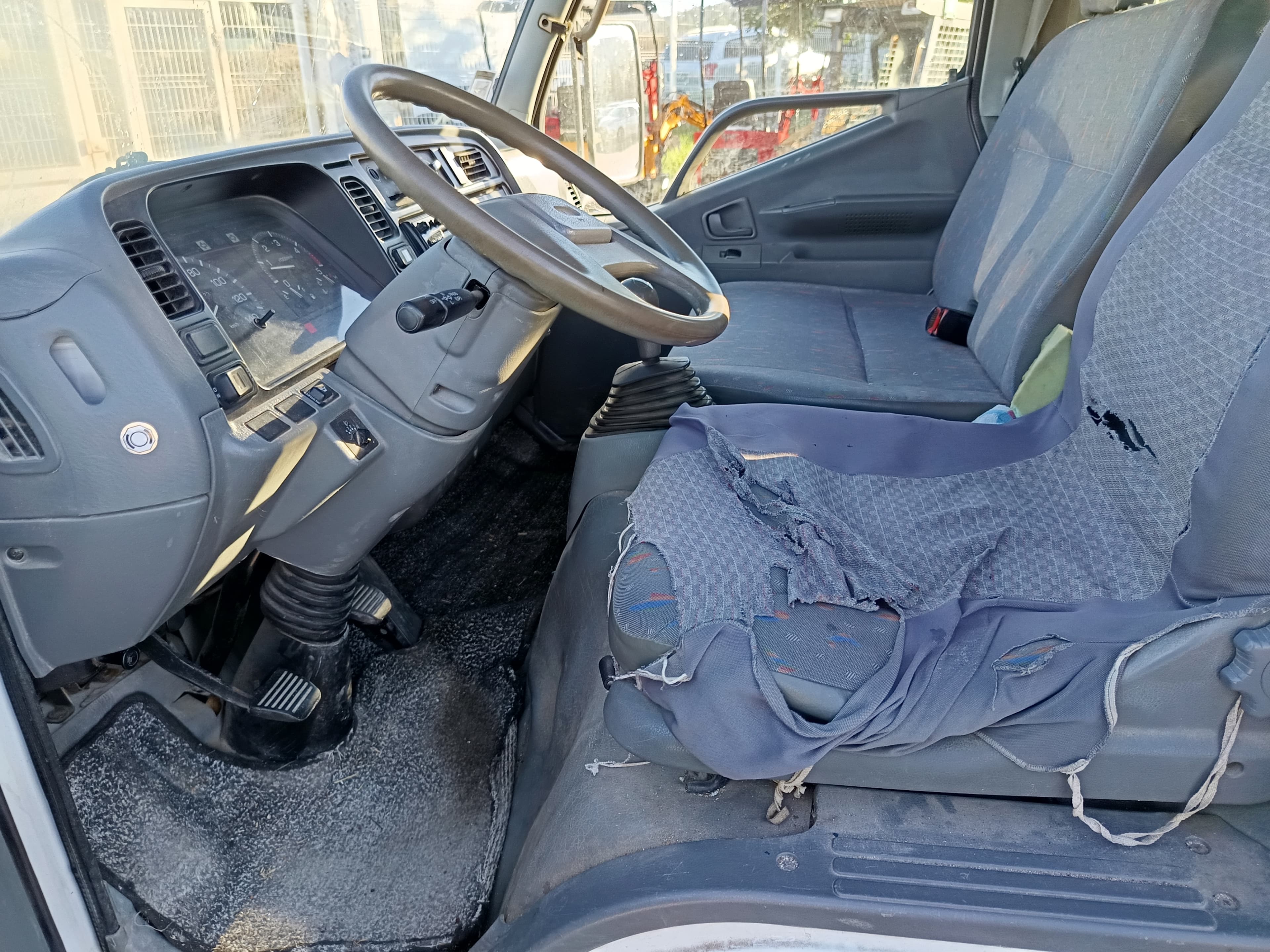 Mitsubishi Canter · Ano 2000 — image 25