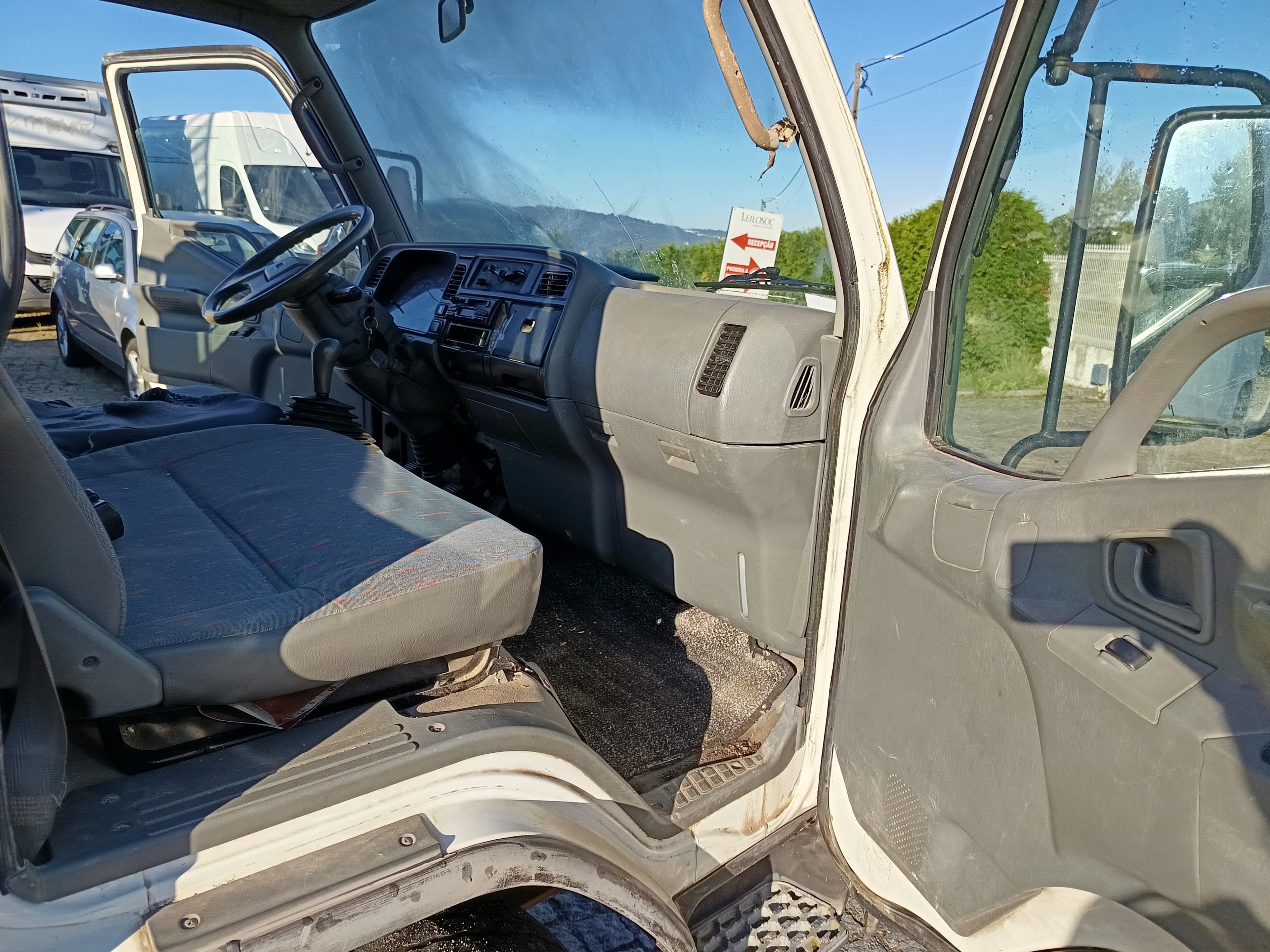 Mitsubishi Canter · Ano 2000 — image 15
