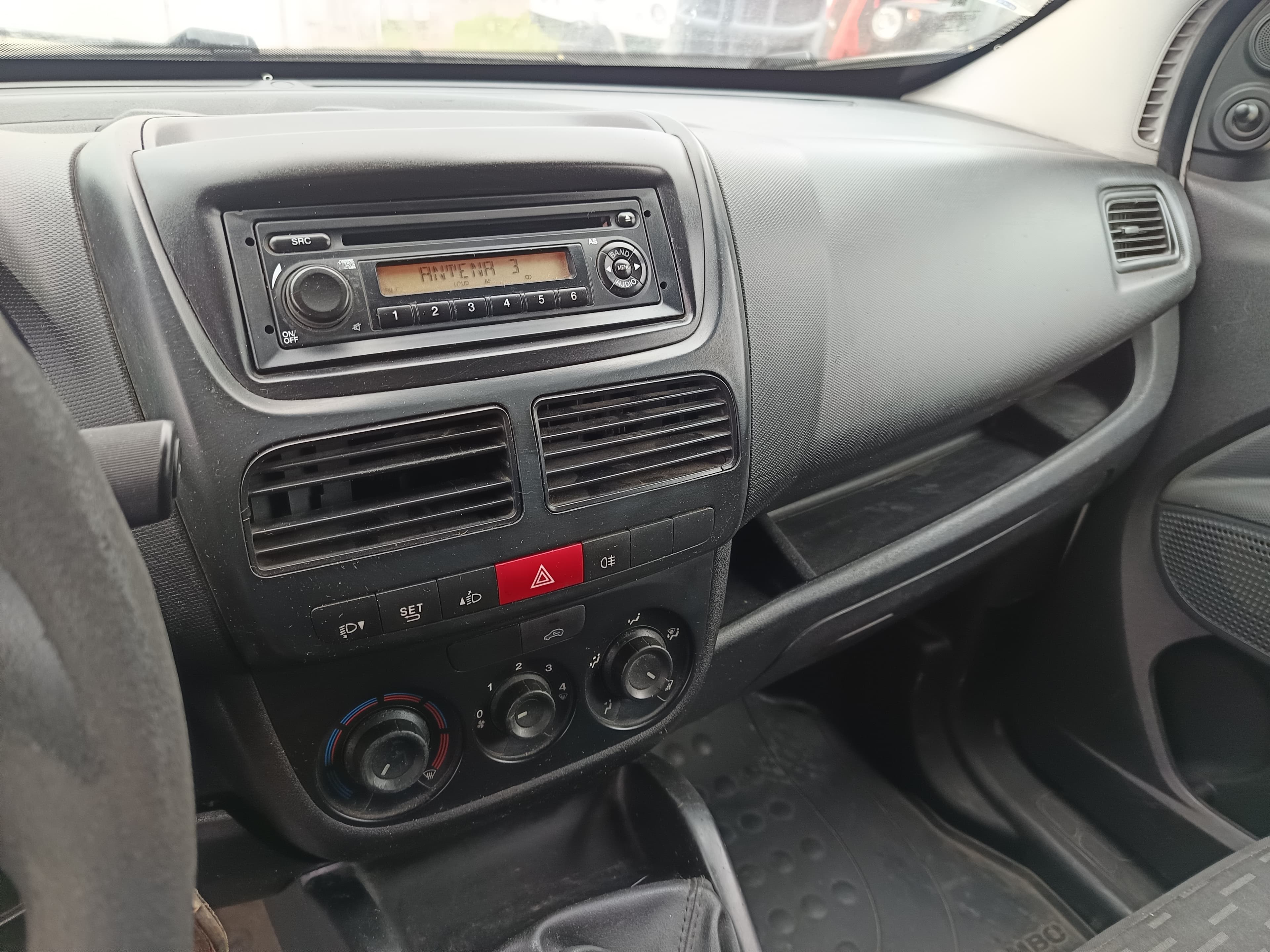 Opel Combo · Ano 2016 — imagem 29