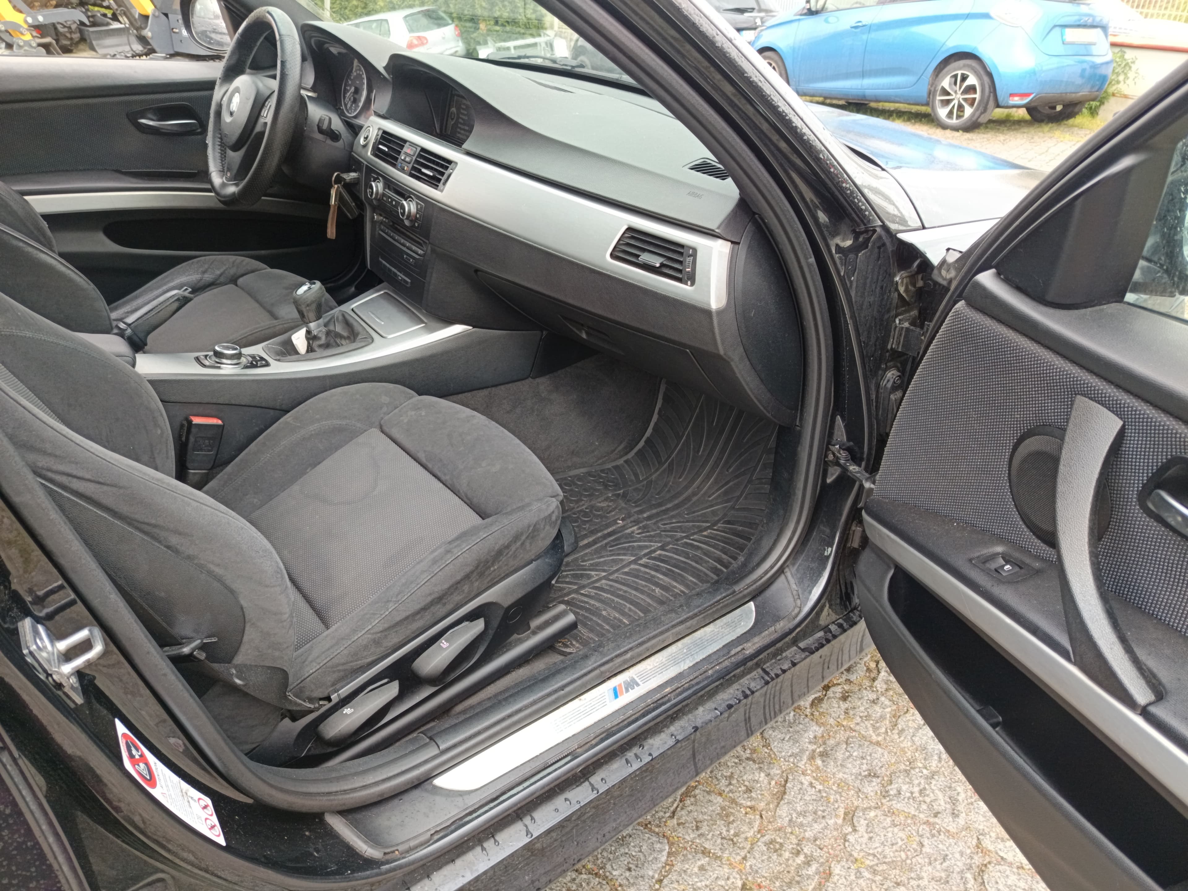 BMW 318d · Ano 2011 — image 30