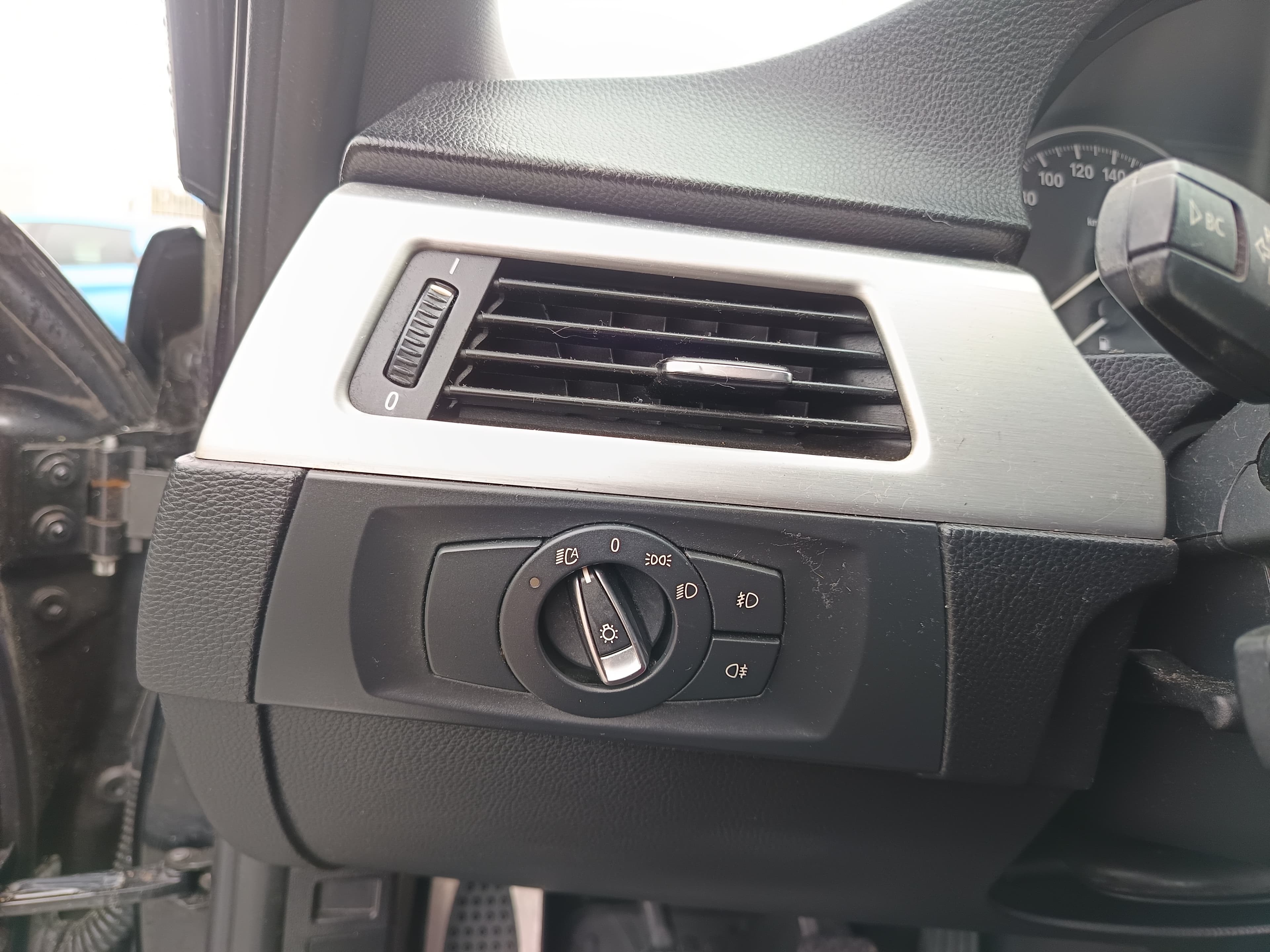 BMW 318d · Ano 2011 — image 28