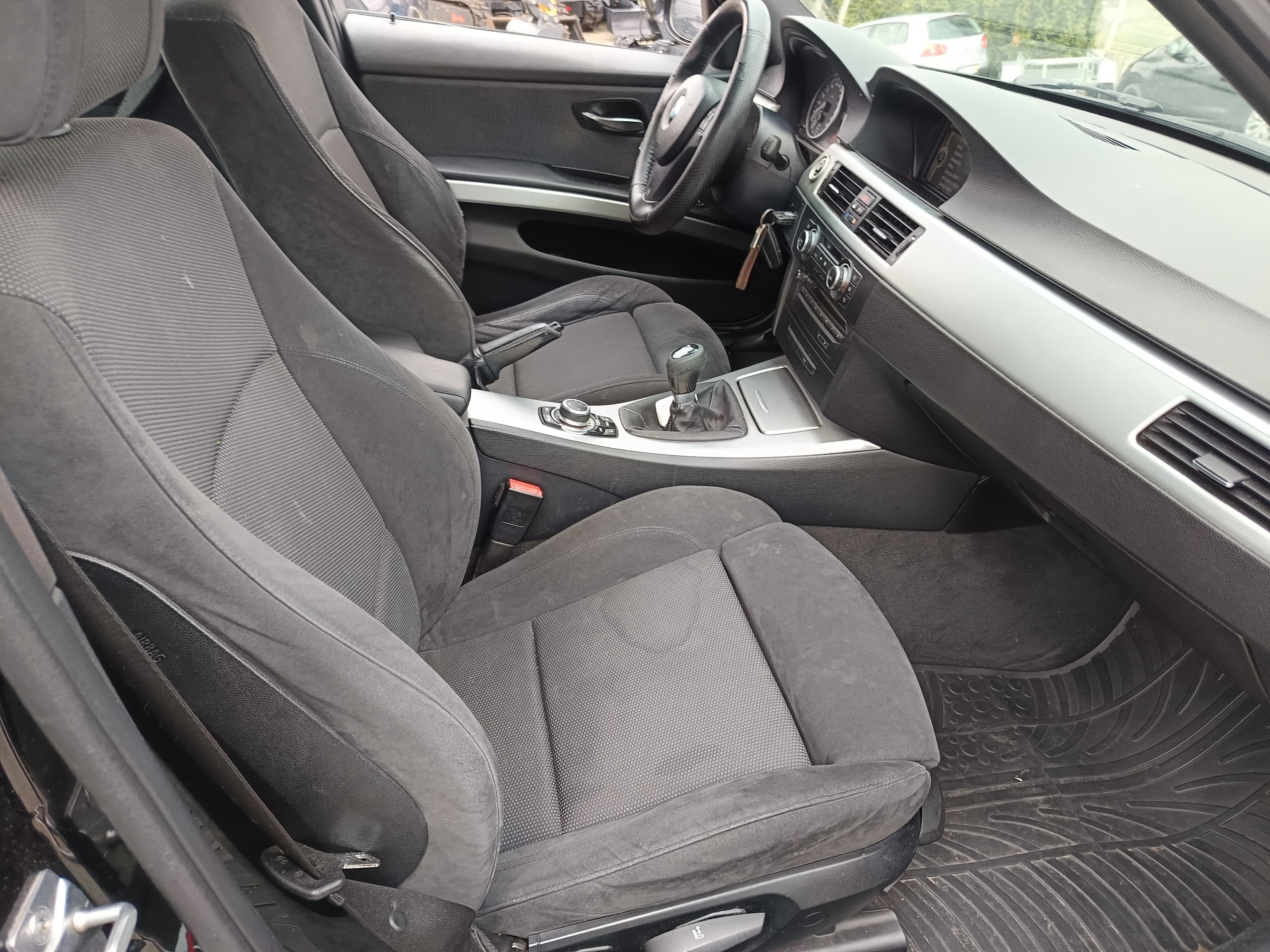 BMW 318d · Ano 2011 — image 32