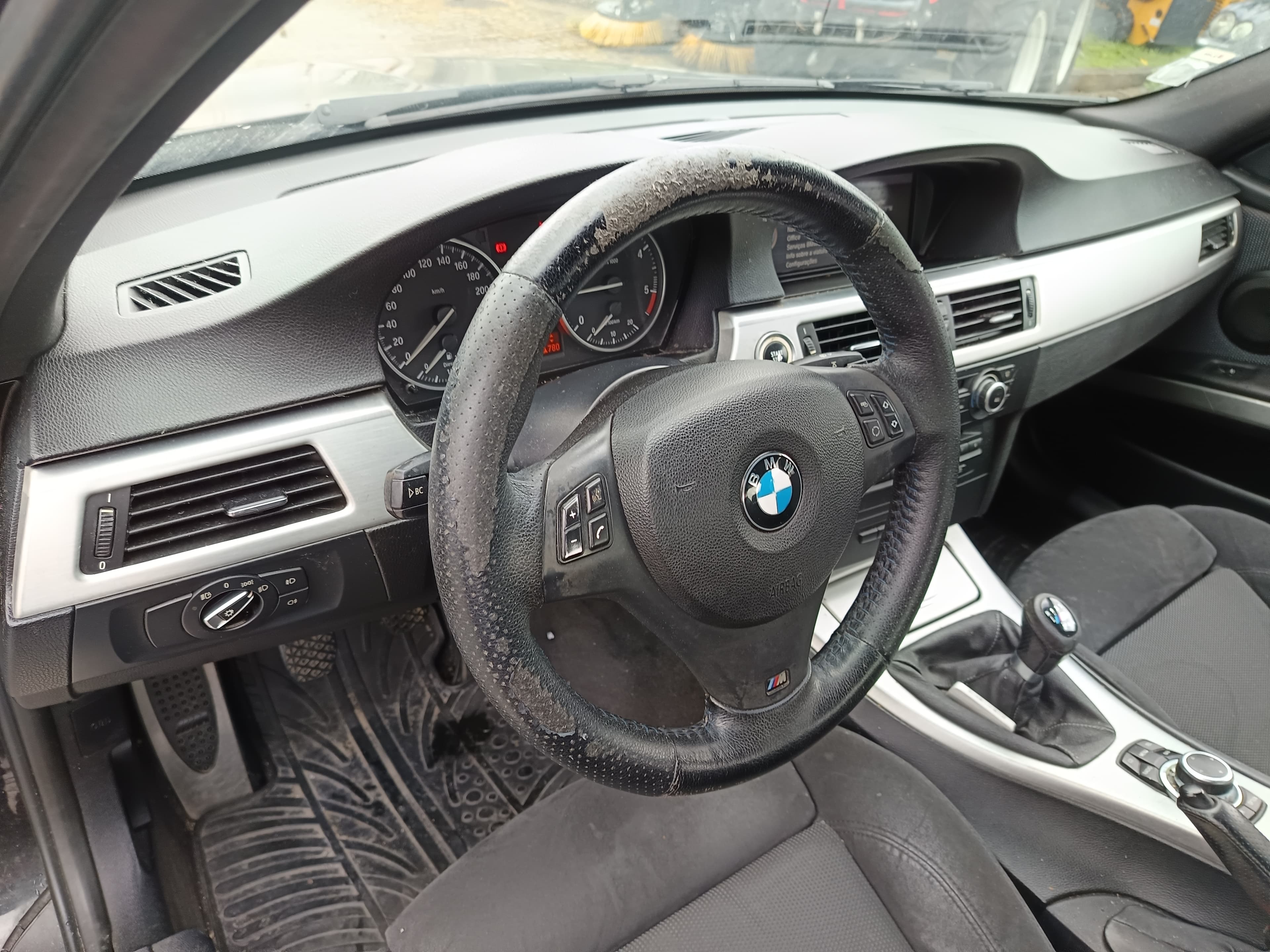 BMW 318d · Ano 2011 — image 19
