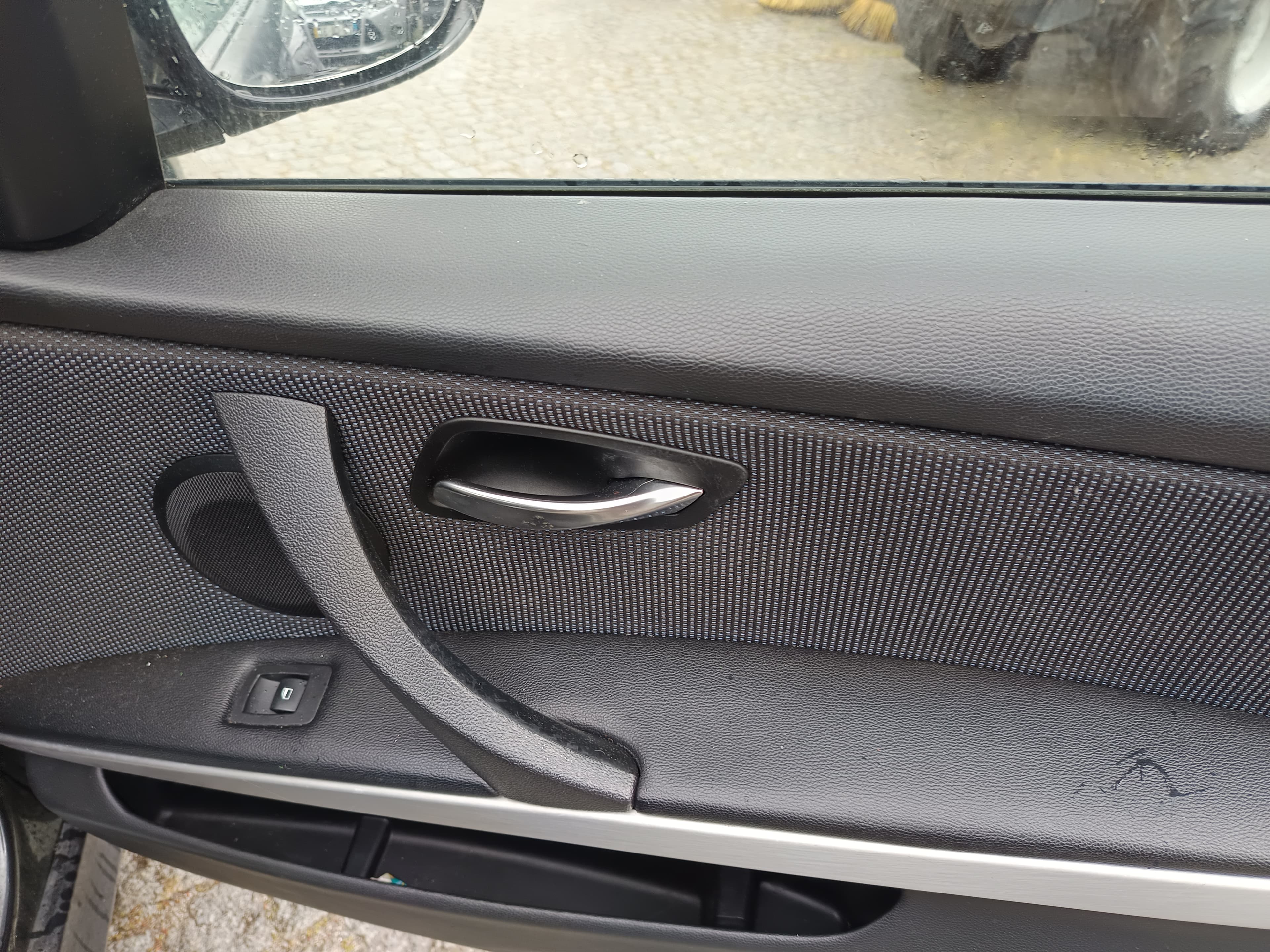BMW 318d · Ano 2011 — image 31