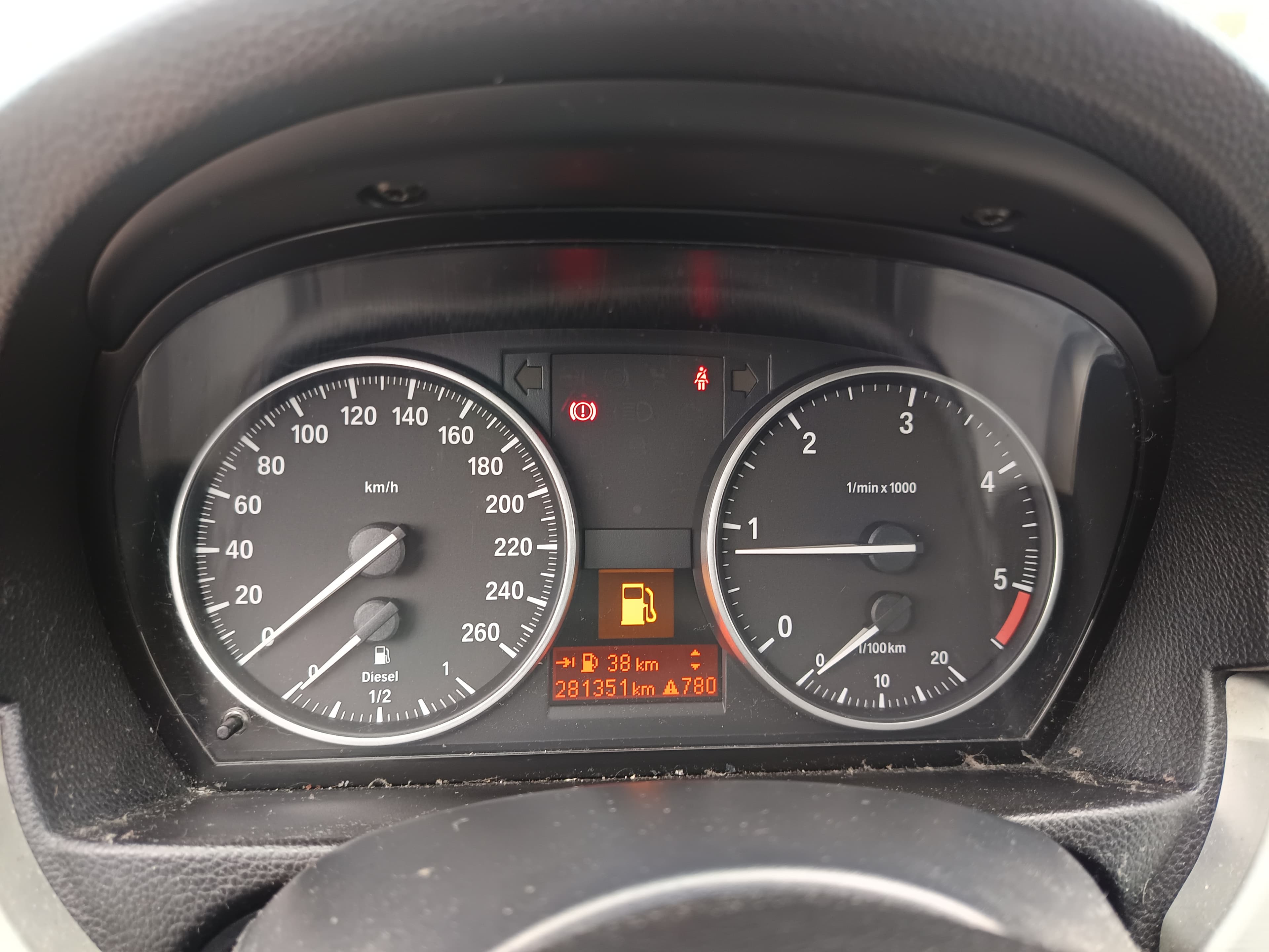 BMW 318d · Ano 2011 — image 25