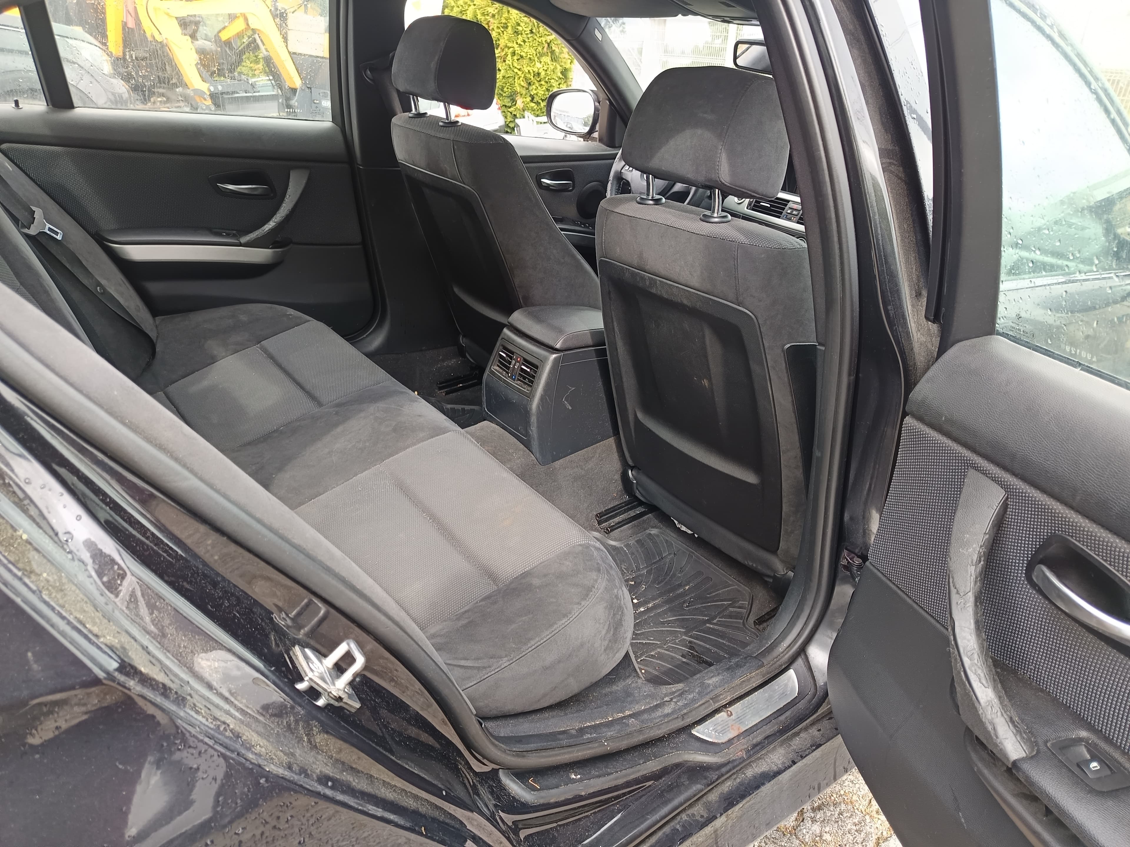BMW 318d · Ano 2011 — image 39