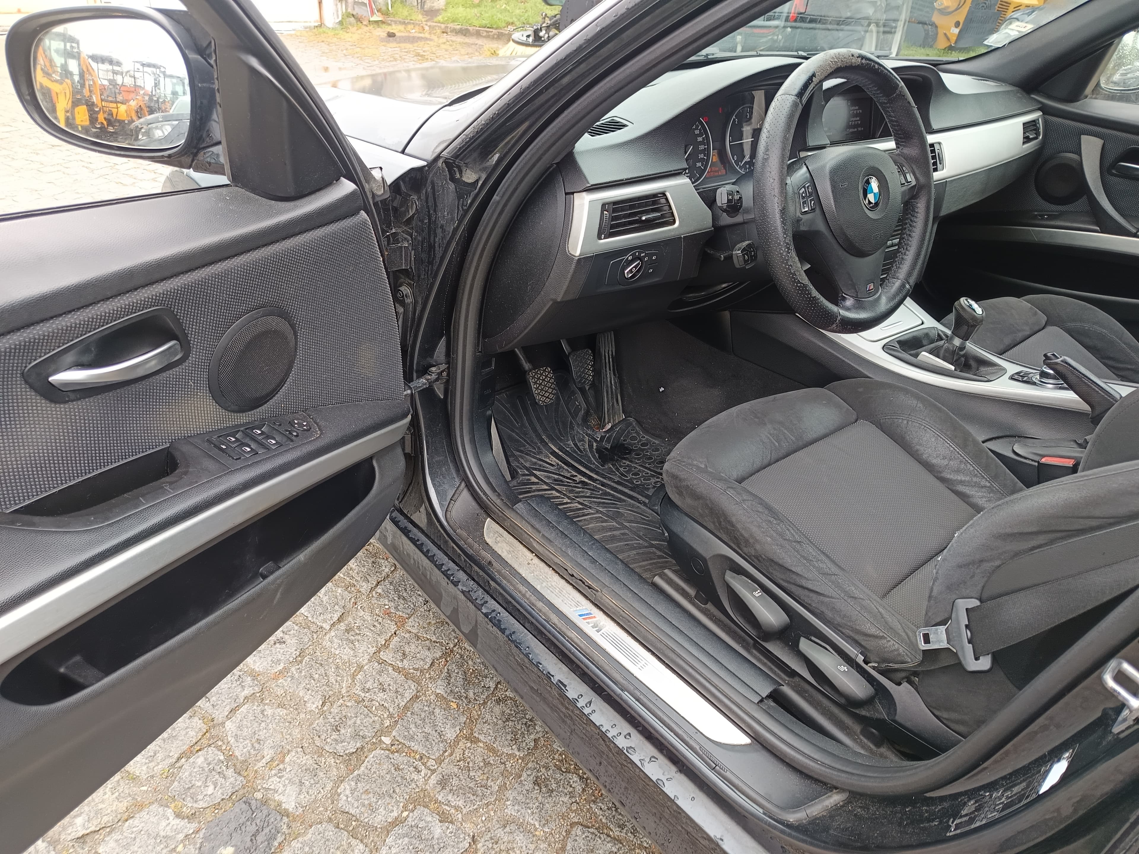 BMW 318d · Ano 2011 — image 36