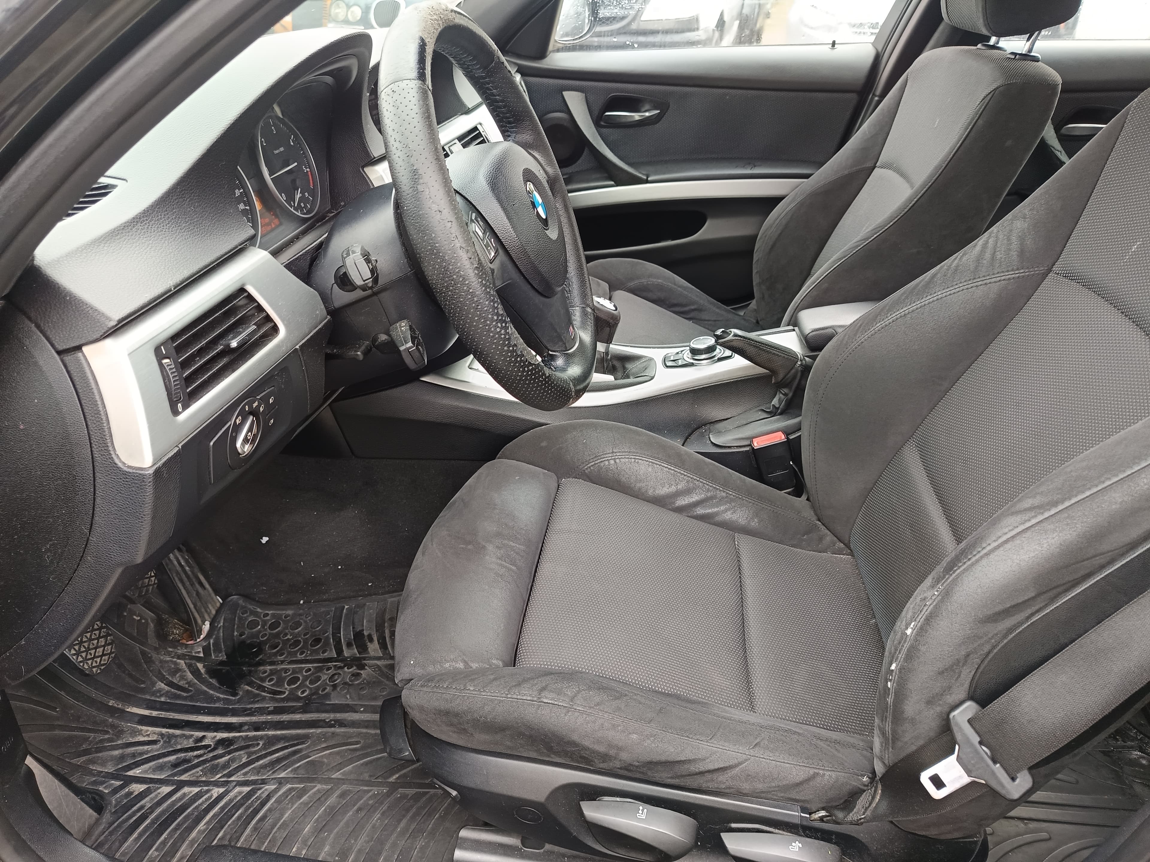 BMW 318d · Ano 2011 — image 38