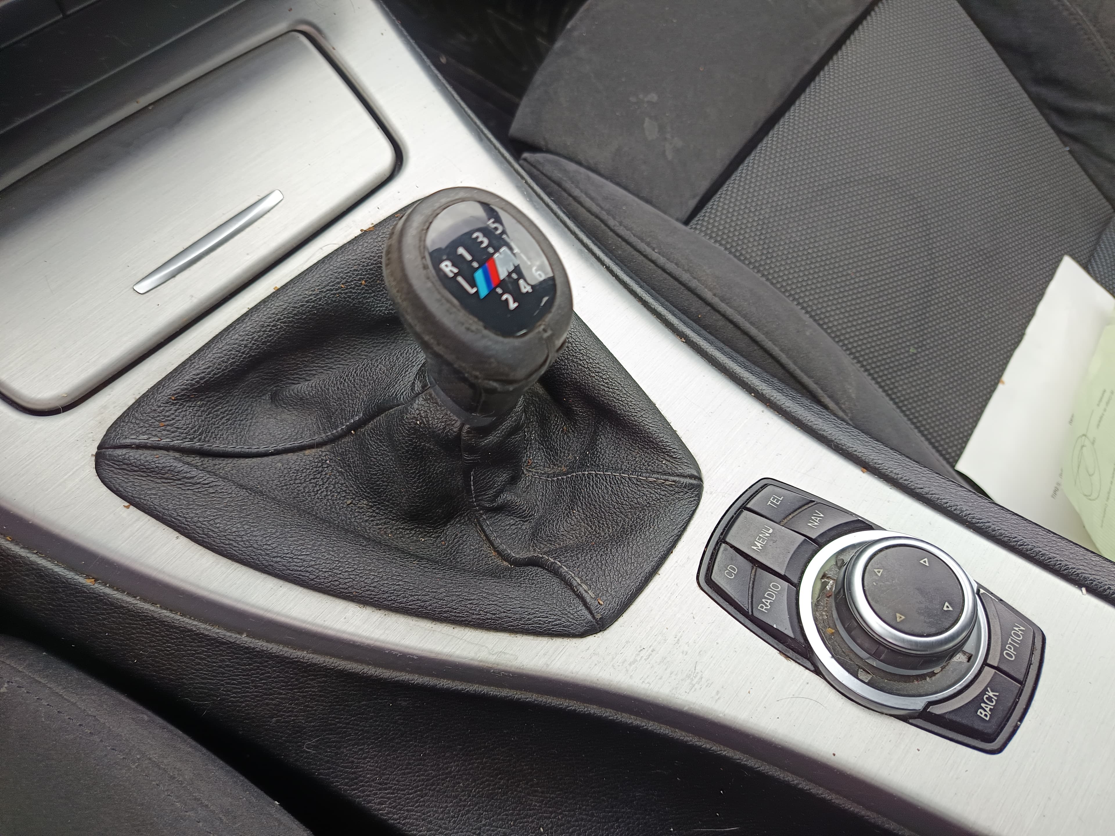 BMW 318d · Ano 2011 — image 23