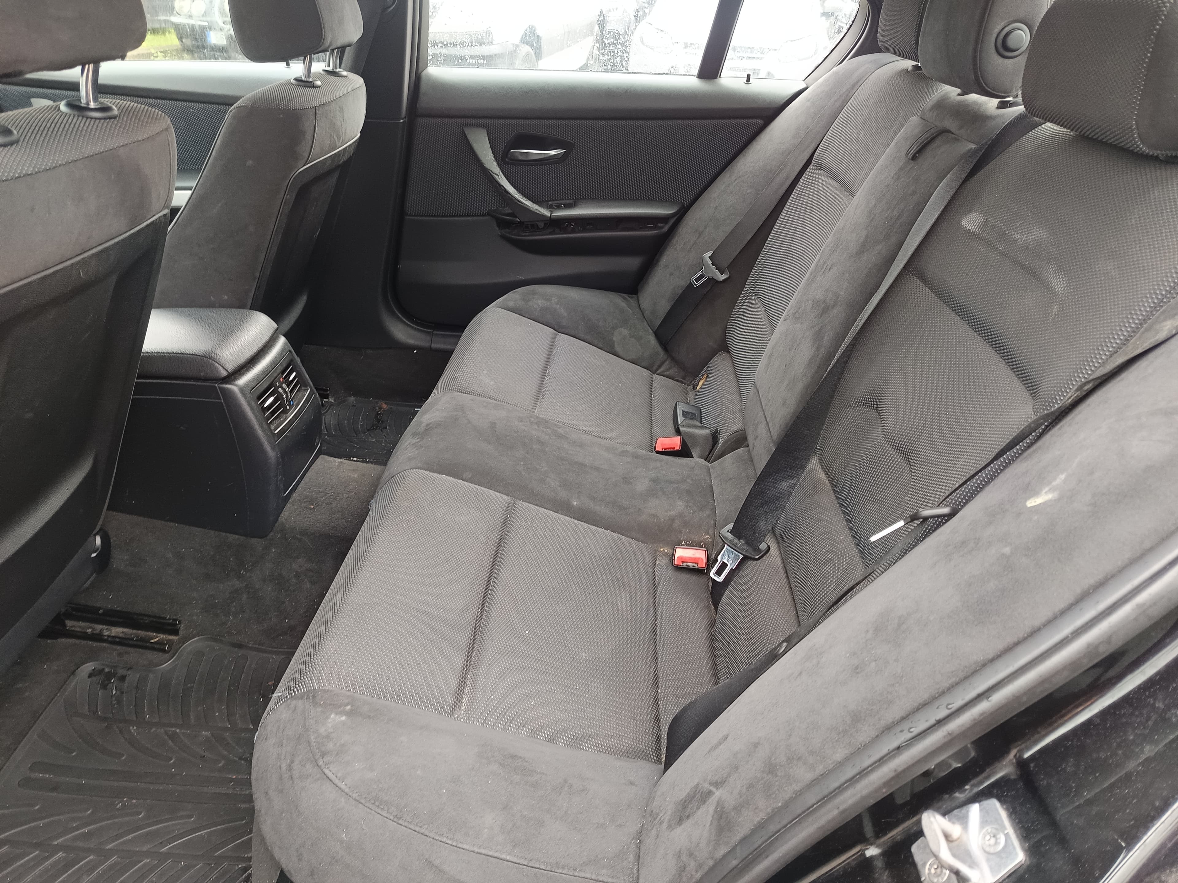 BMW 318d · Ano 2011 — image 35