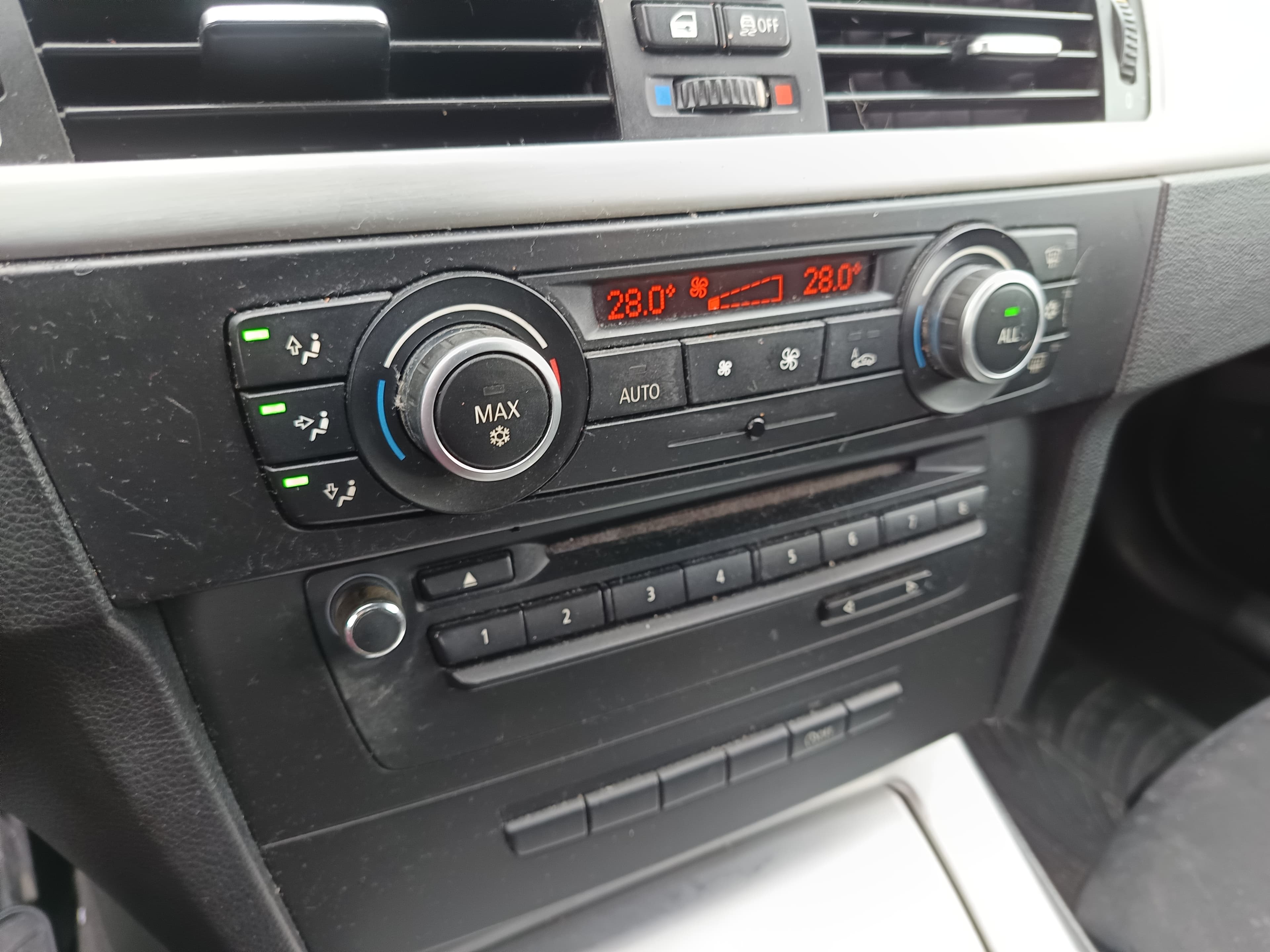 BMW 318d · Ano 2011 — image 22