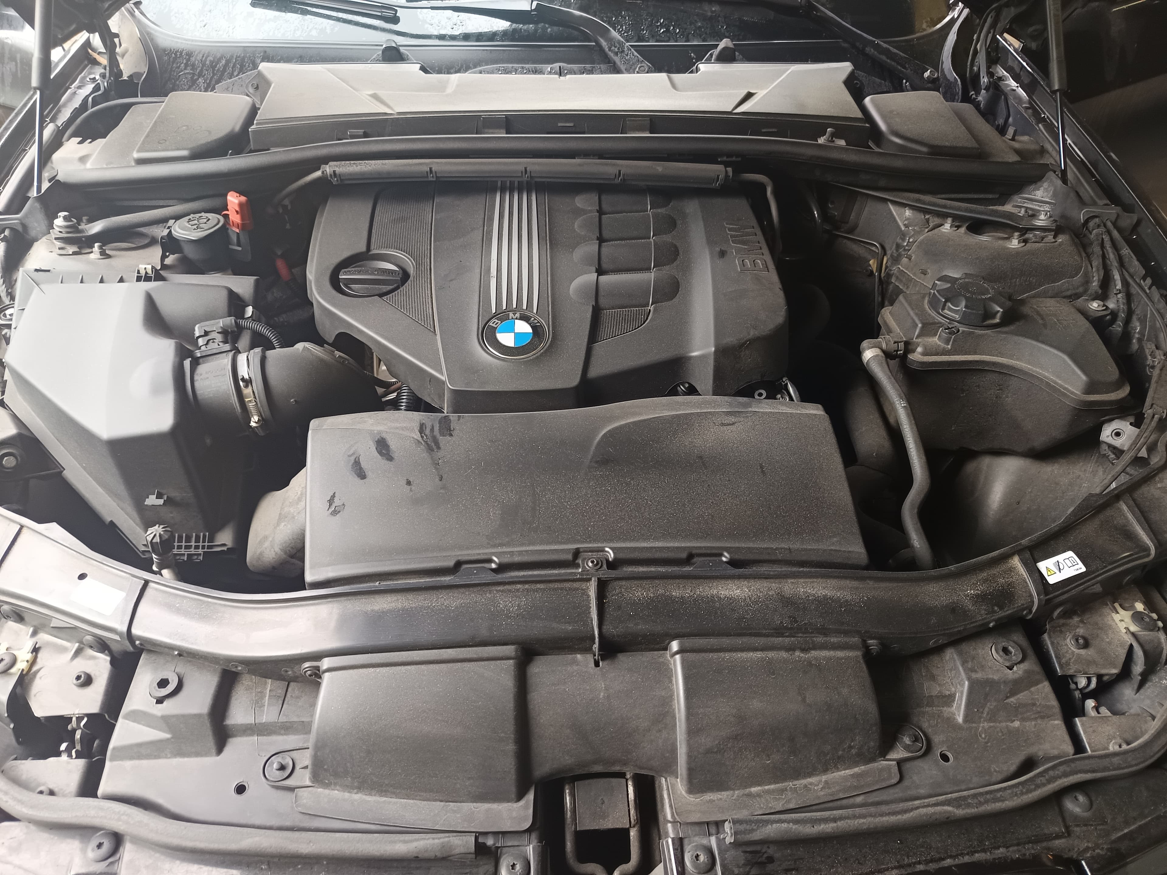 BMW 318d · Ano 2011 — image 16