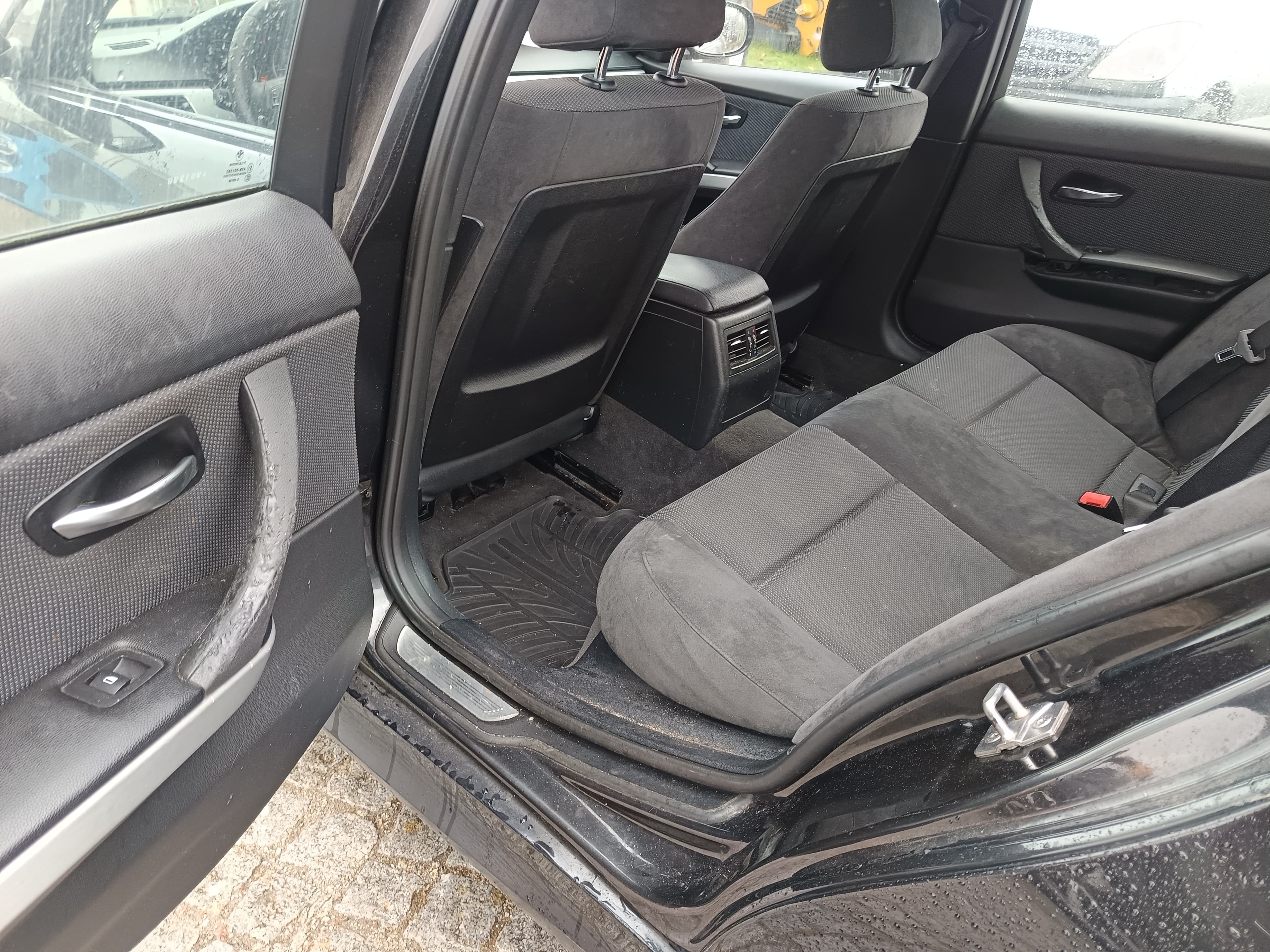 BMW 318d · Ano 2011 — image 33