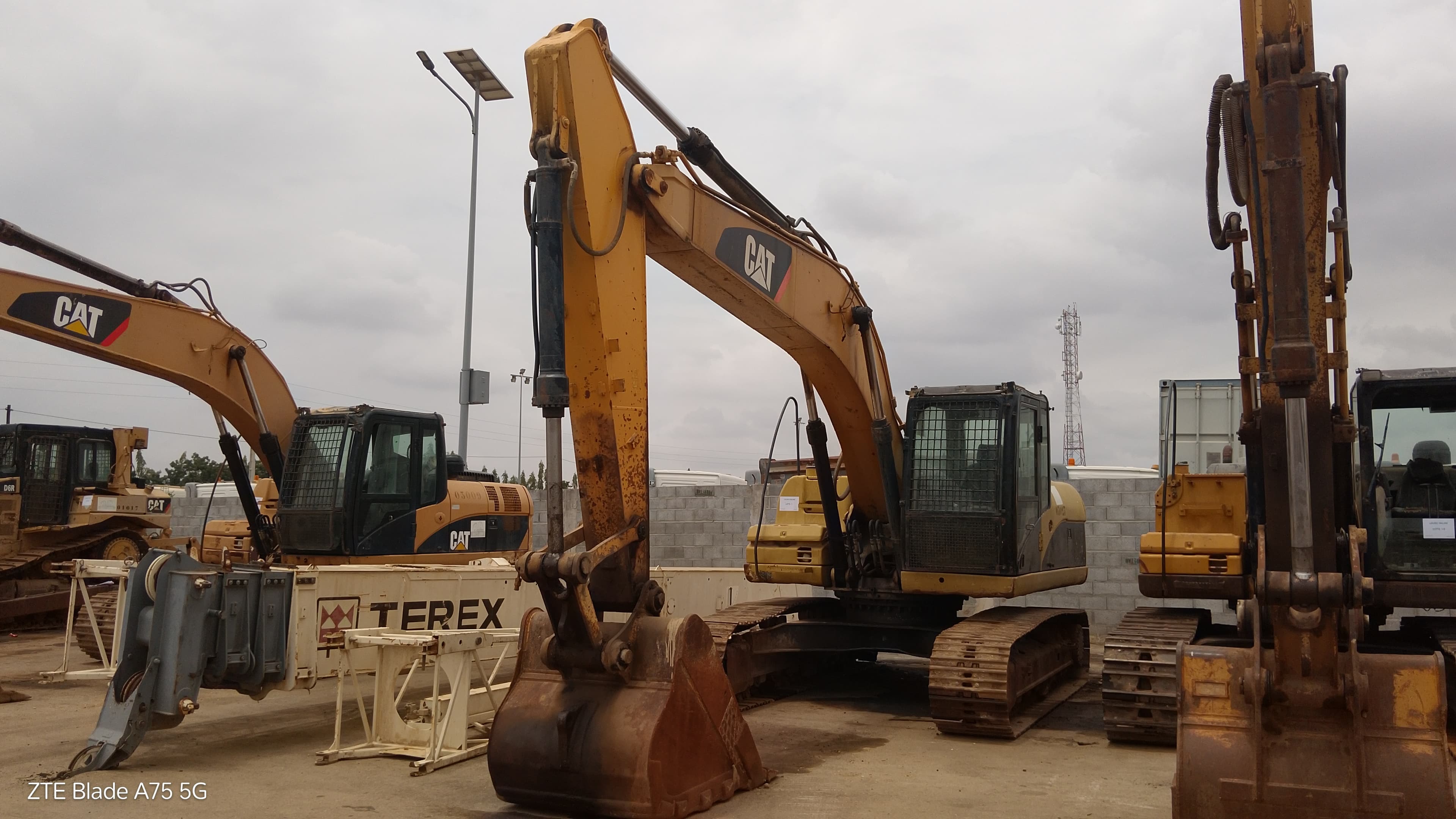 Escavadora de Rastos 20 T CATERPILLAR 320 D — image 1