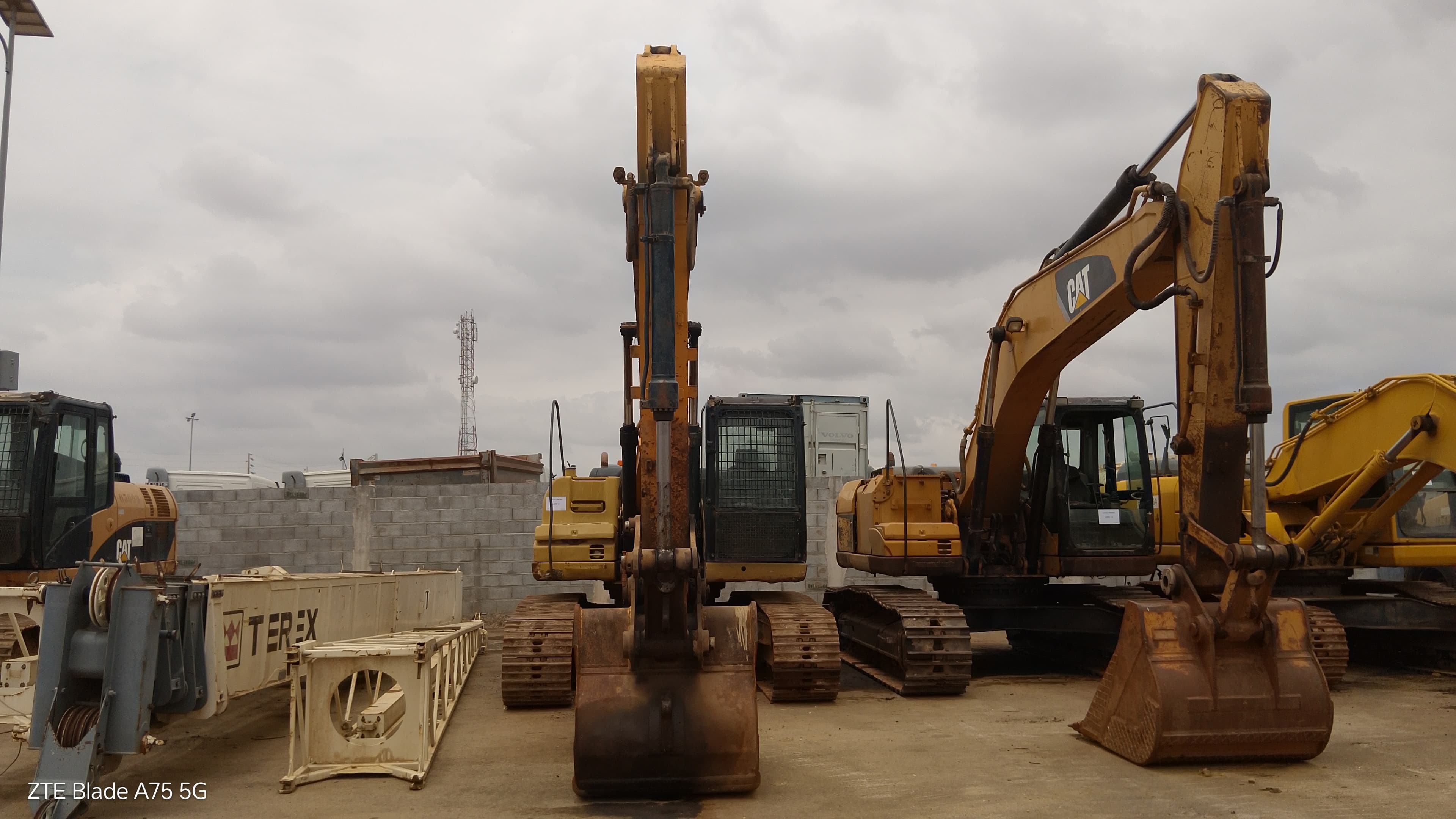 Escavadora de Rastos 20 T CATERPILLAR 320 D — image 2