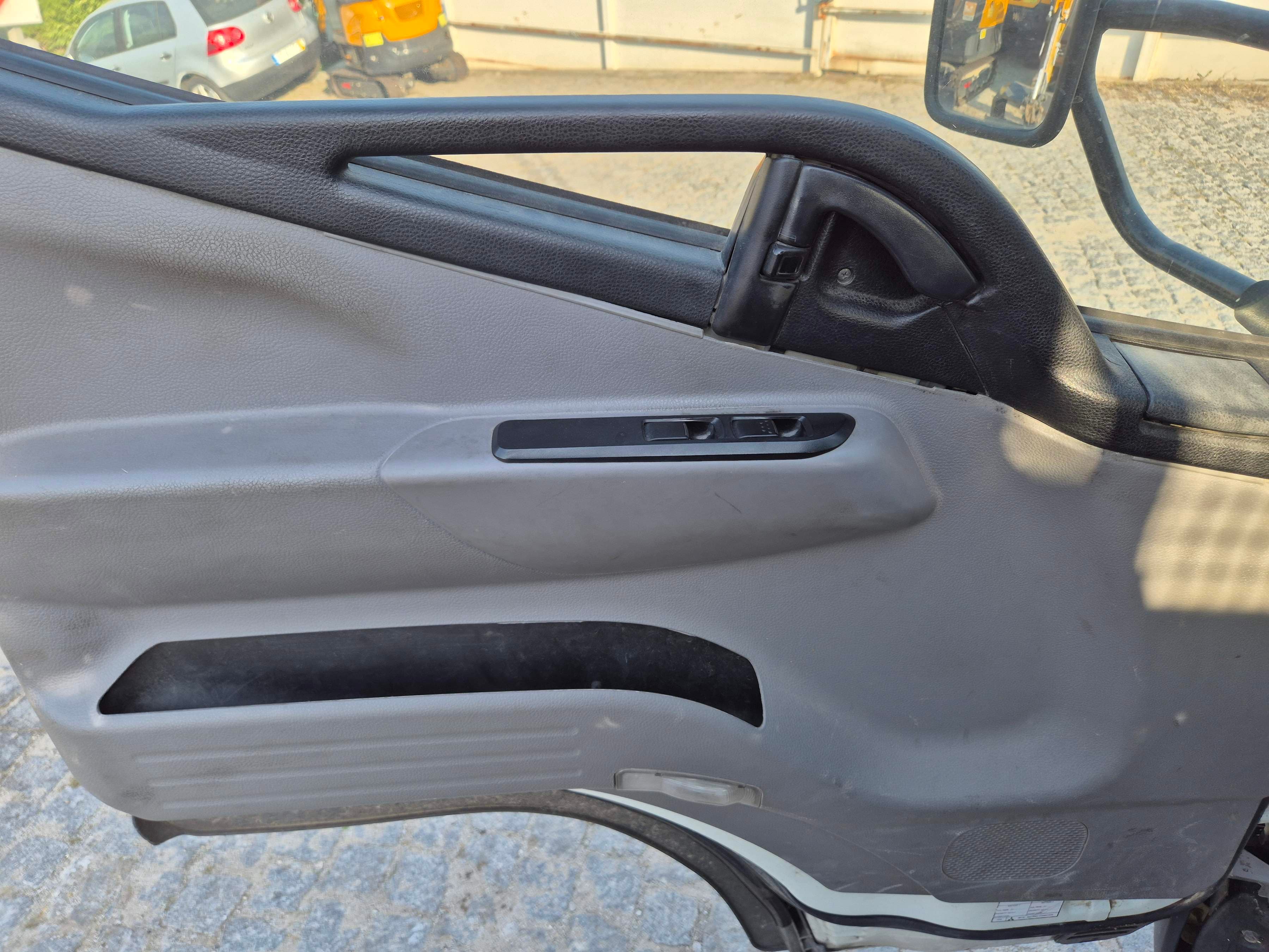 Mitsubishi Canter · Ano 2016 — imagem 18
