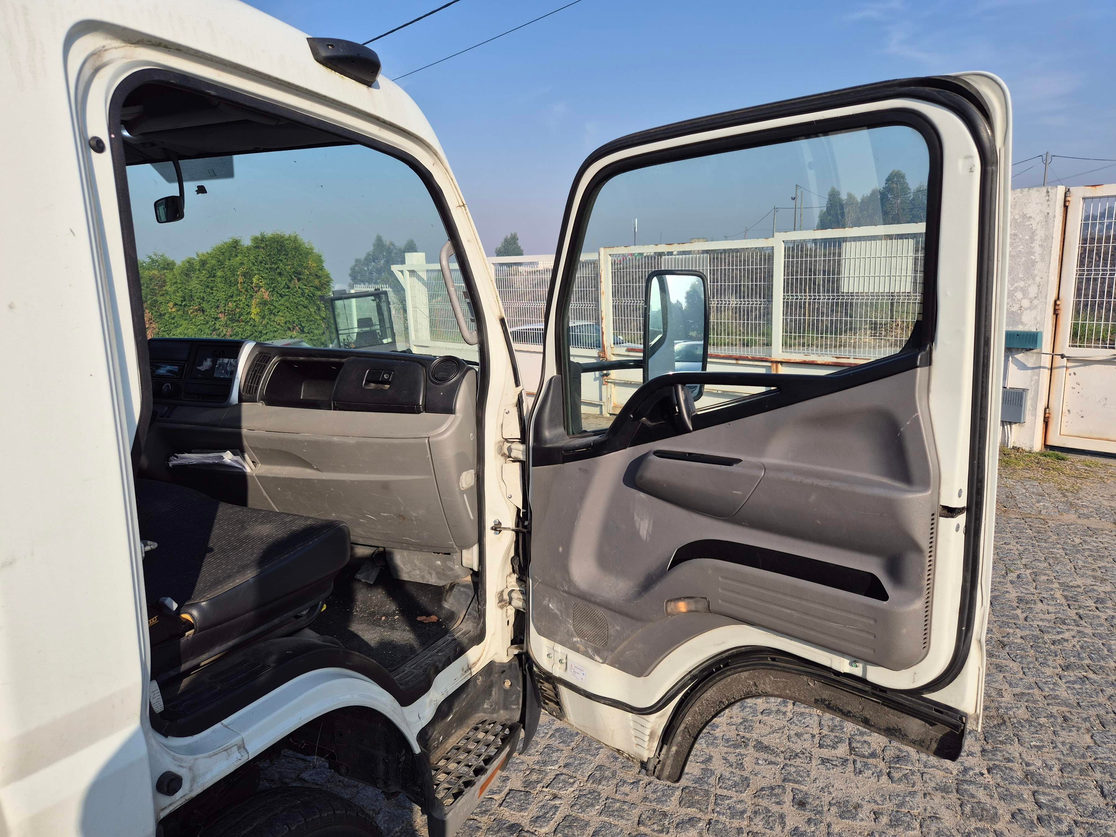Mitsubishi Canter · Ano 2016 — imagem 14