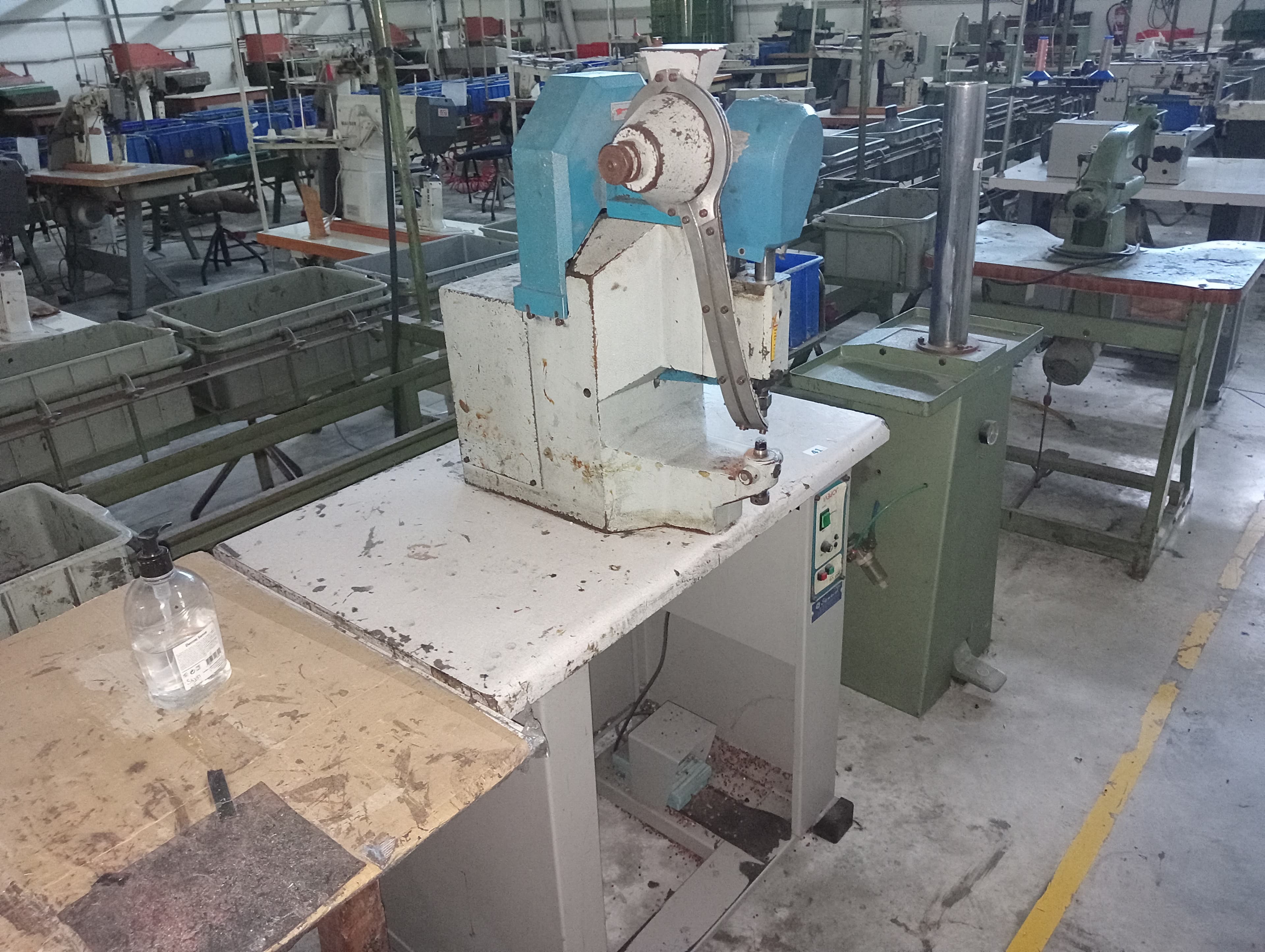 Máquinas de Ilhoses · Entretelar · Rentear · Dobrar · Coser e Virar Canos · Aplicar