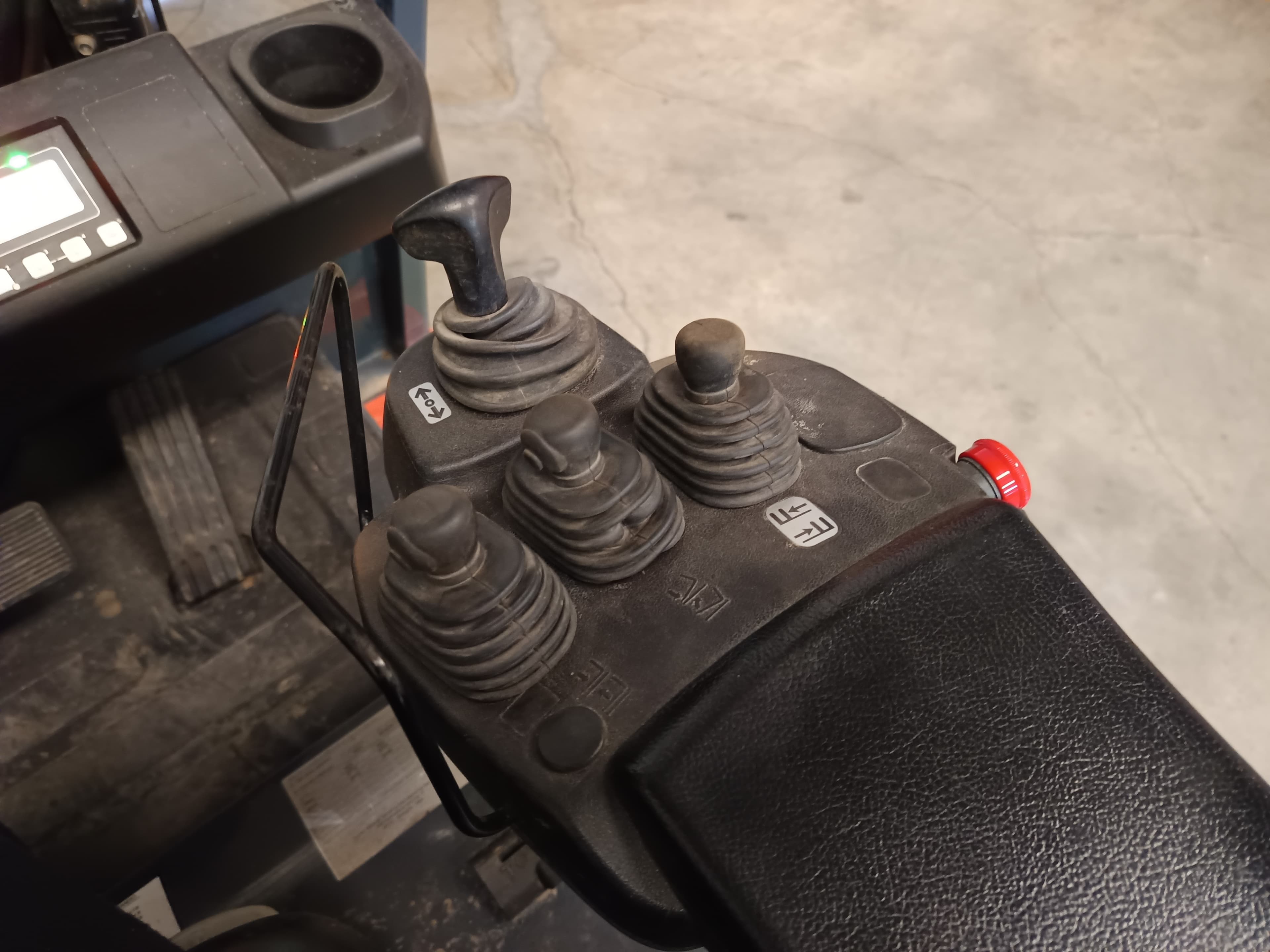 Empilhador Elétrico Toyota — image 14