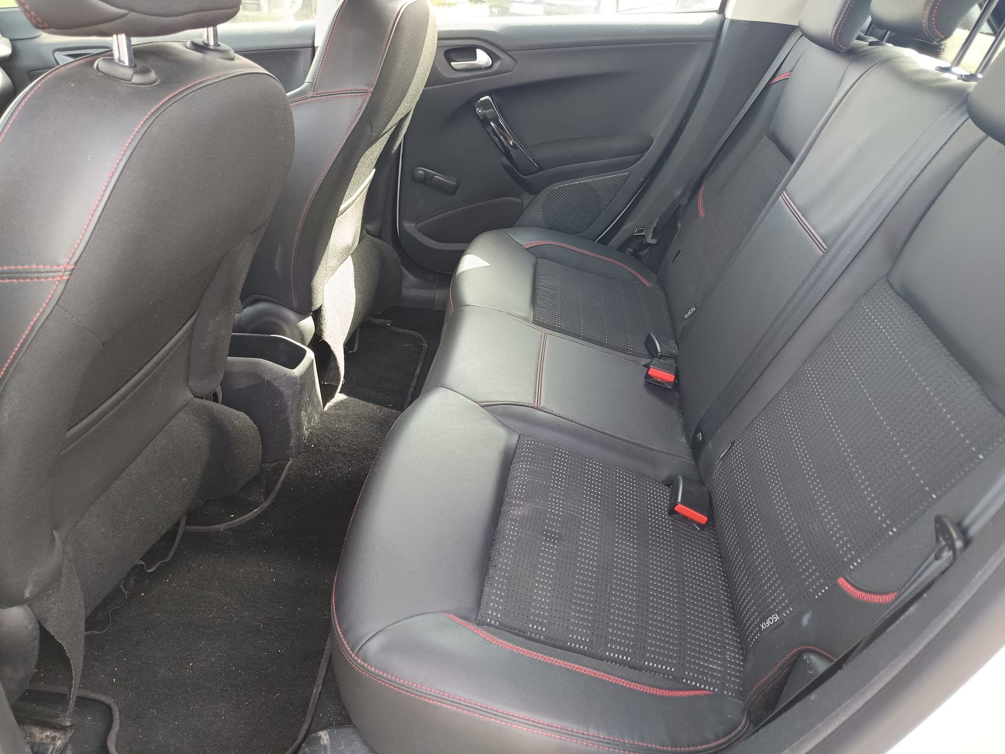 Peugeot 208 · Ano 2016 — imagem 31