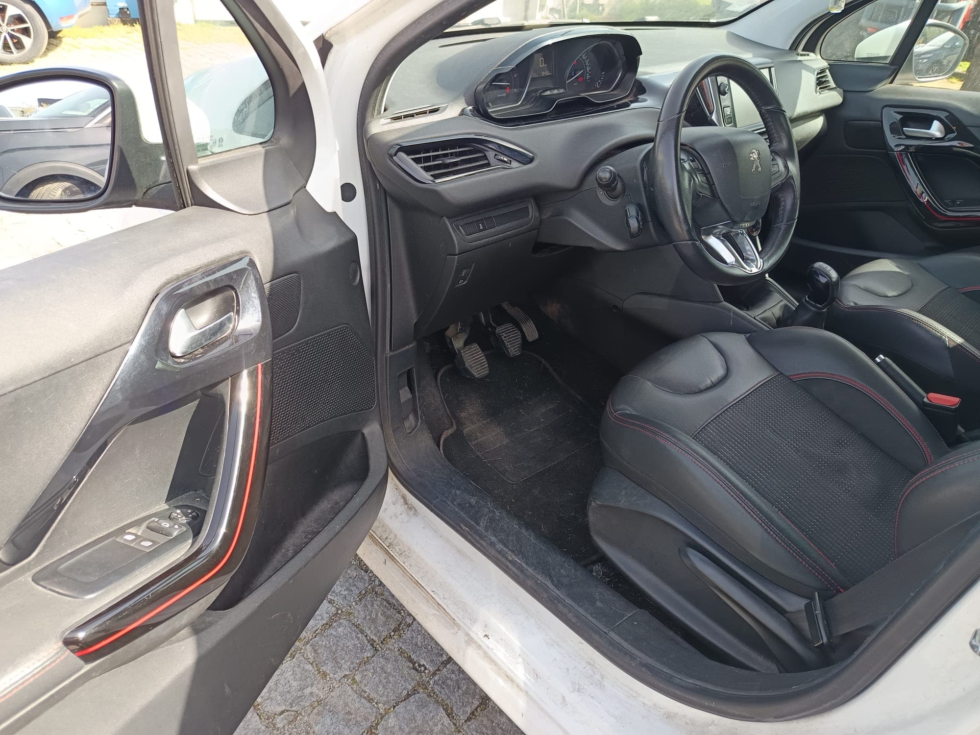 Peugeot 208 · Ano 2016 — imagem 30