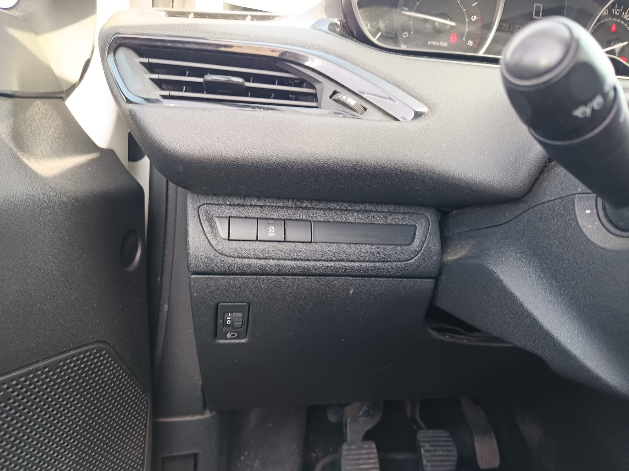 Peugeot 208 · Ano 2016 — imagem 25