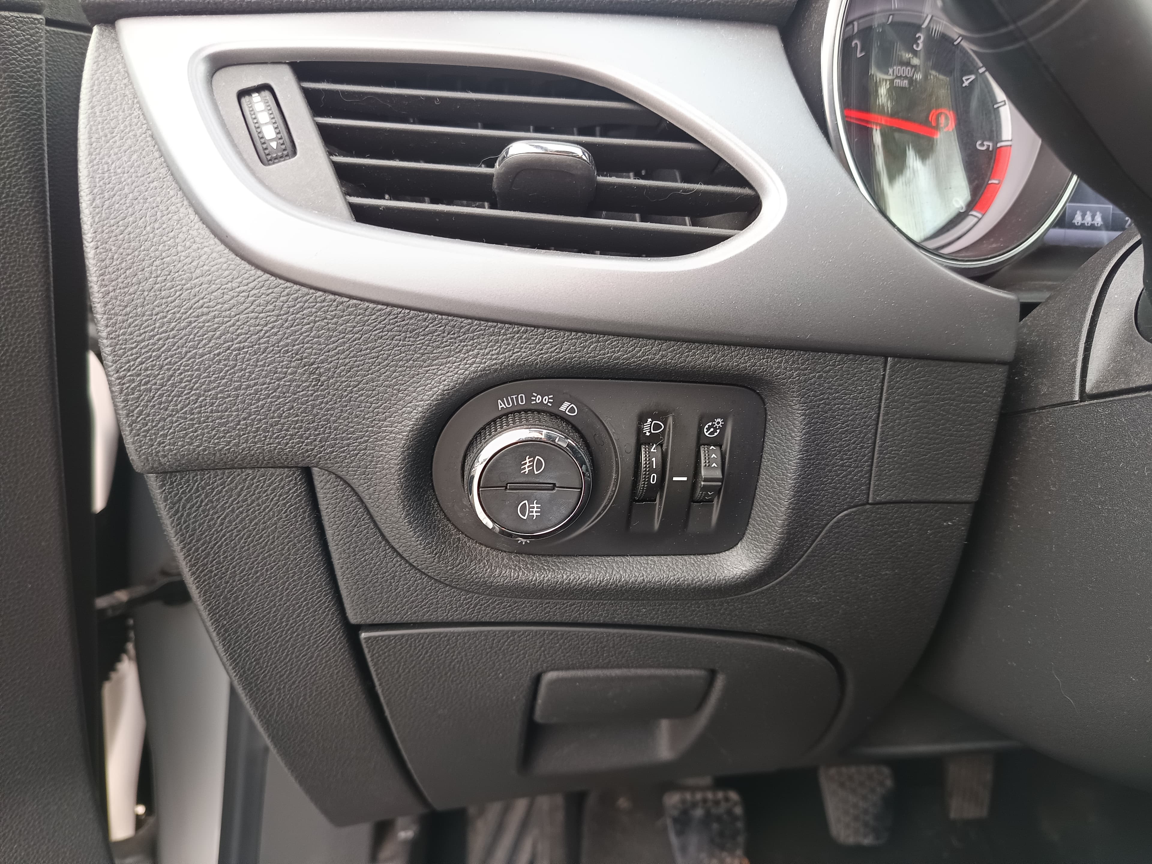 Opel Astra 1.6 CDTi · Ano 2016 — imagem 42
