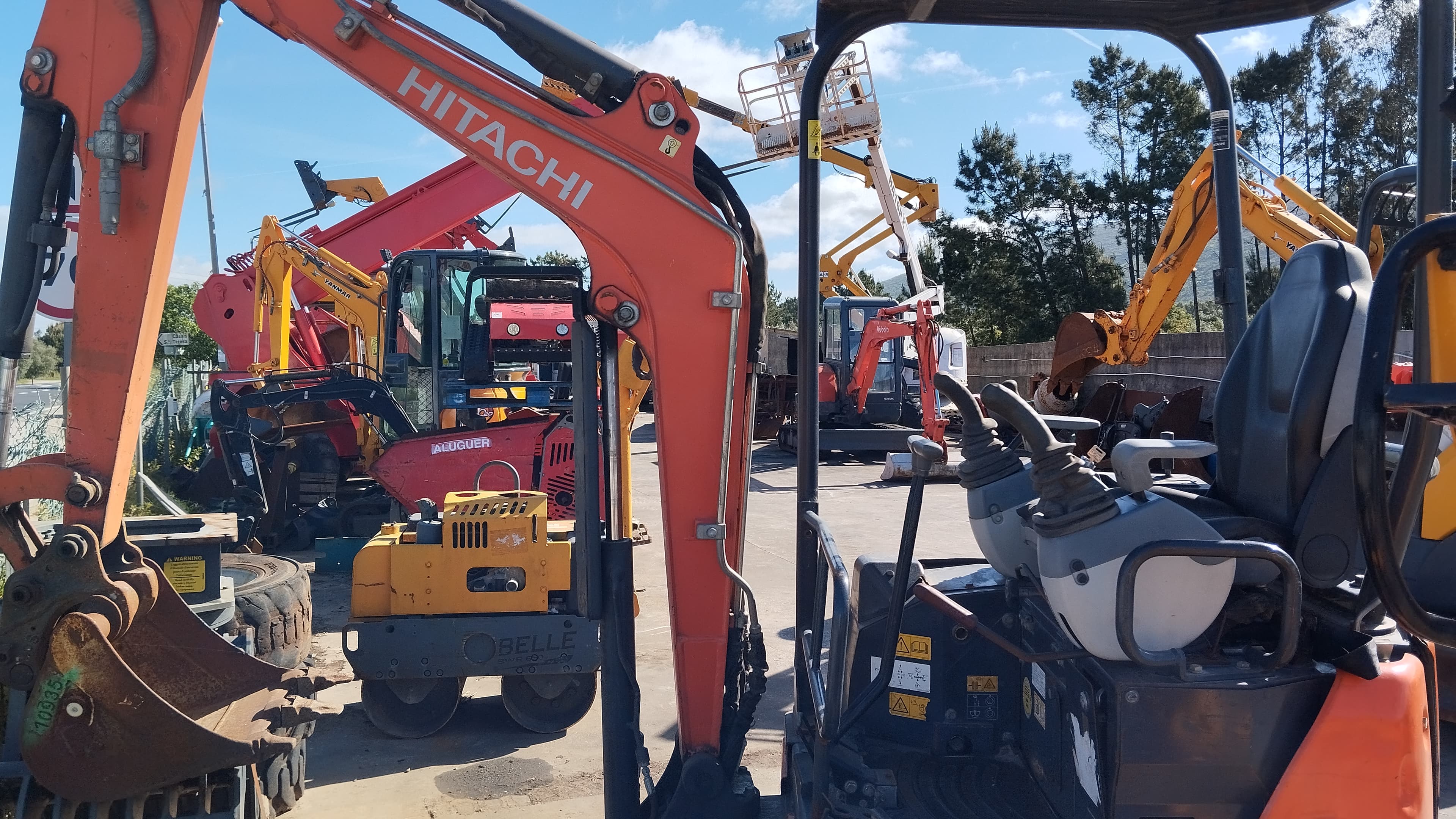 Mini giratória Hitachi Zaxis 19U — imagem 2