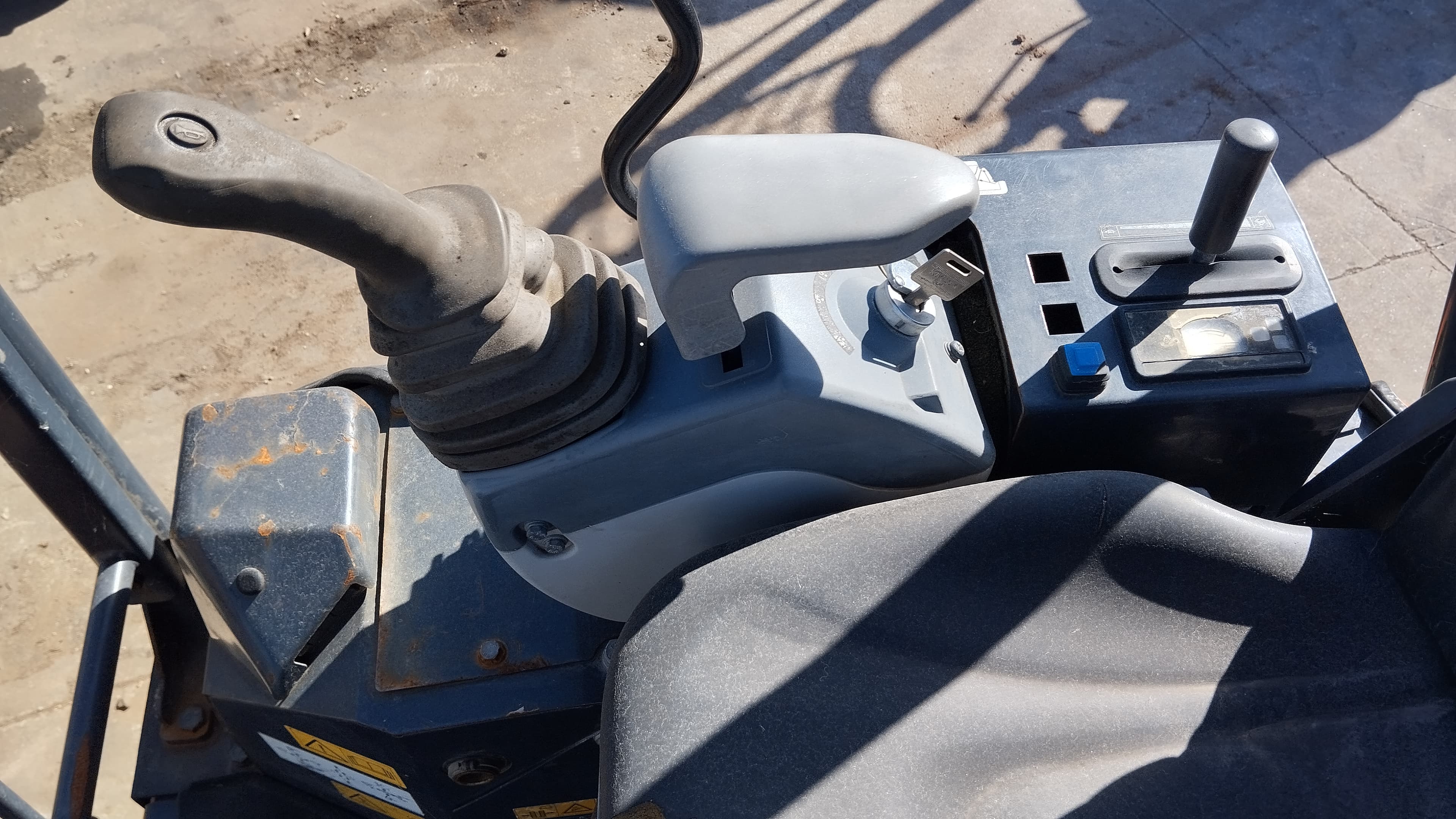 Mini giratória Hitachi Zaxis 19U — imagem 5