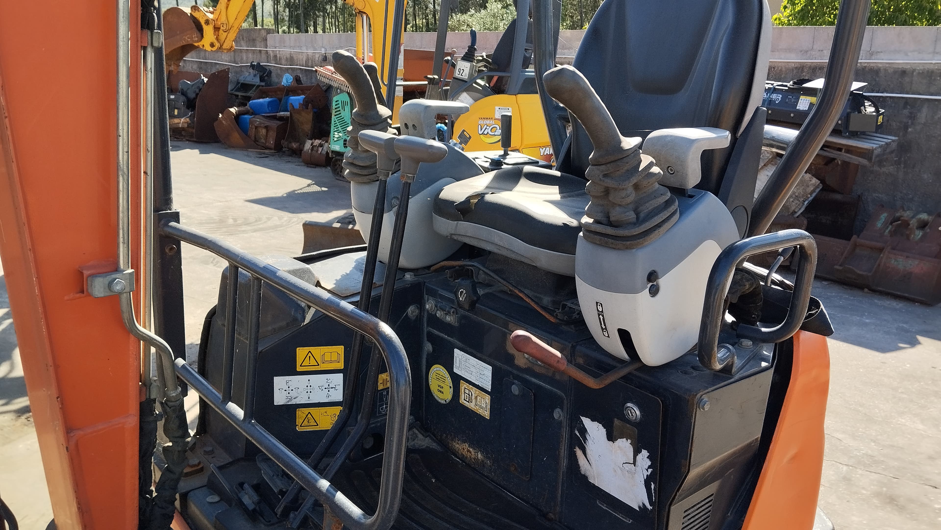 Mini giratória Hitachi Zaxis 19U — imagem 4