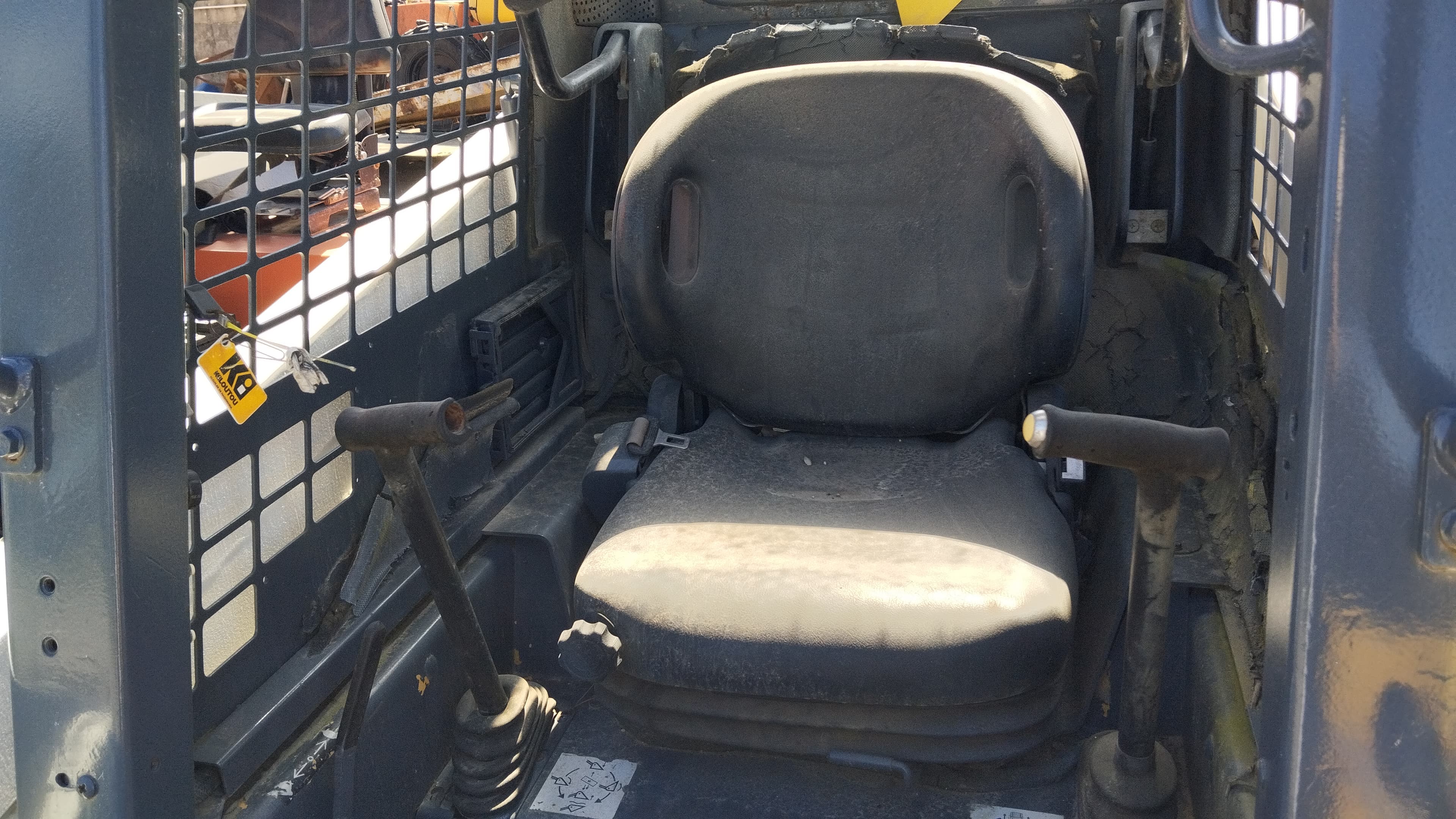 Mini pá carregadora GEHL 4240 — imagem 6